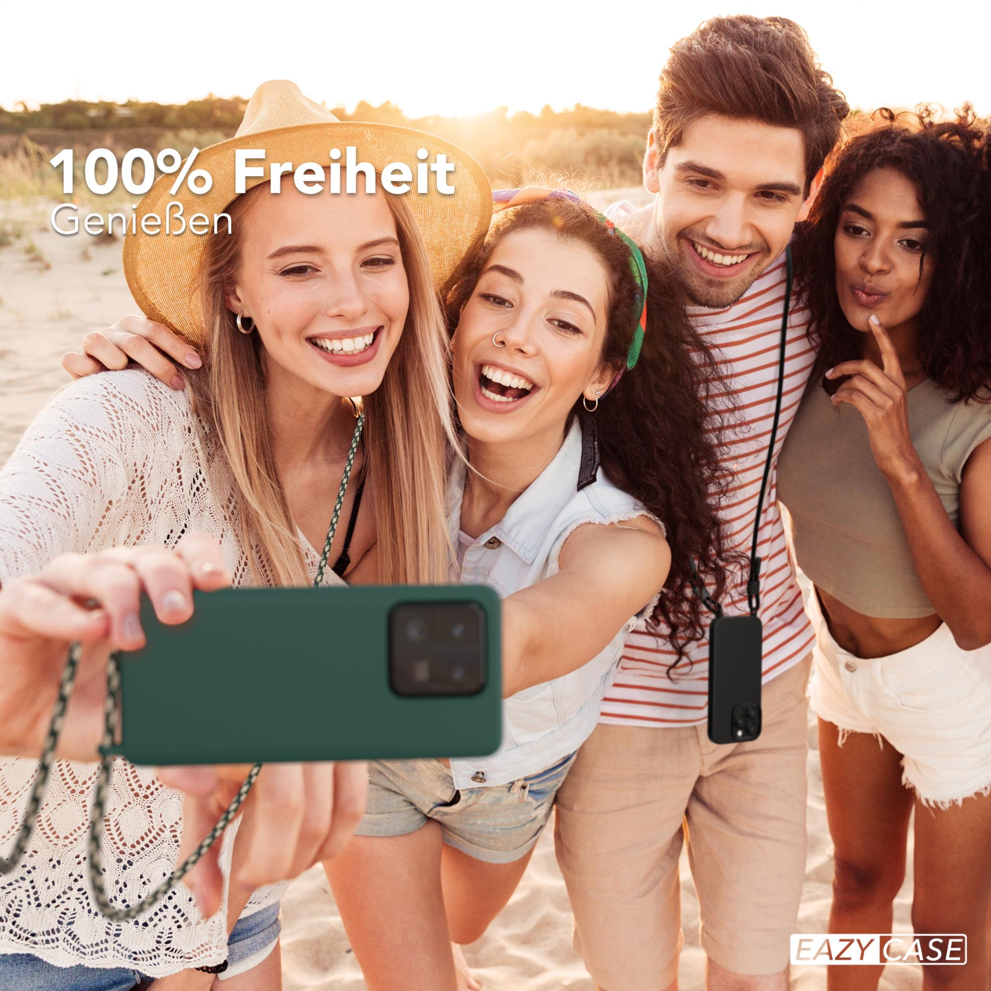 Vier Personen machen ein Selfie am Strand. Sie halten ein Telefon in einer grünen Hülle. Text auf Deutsch.