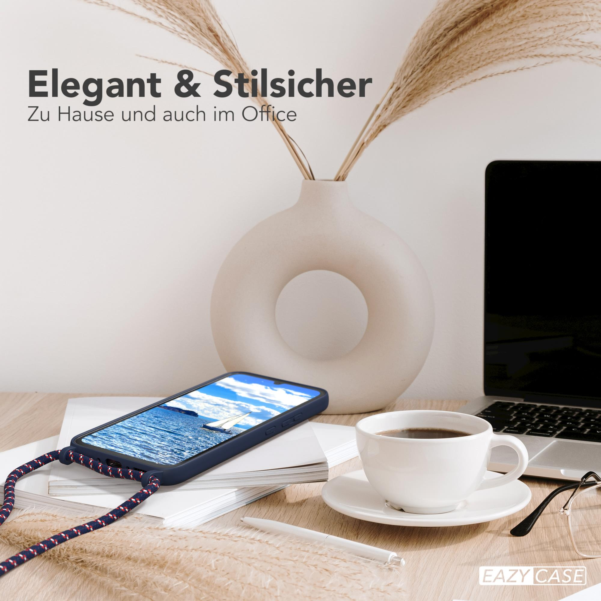 Telefon in einer blauen Hülle auf einem Holztisch mit Vase, Laptop und Kaffeetasse. Elegante Büroszene.