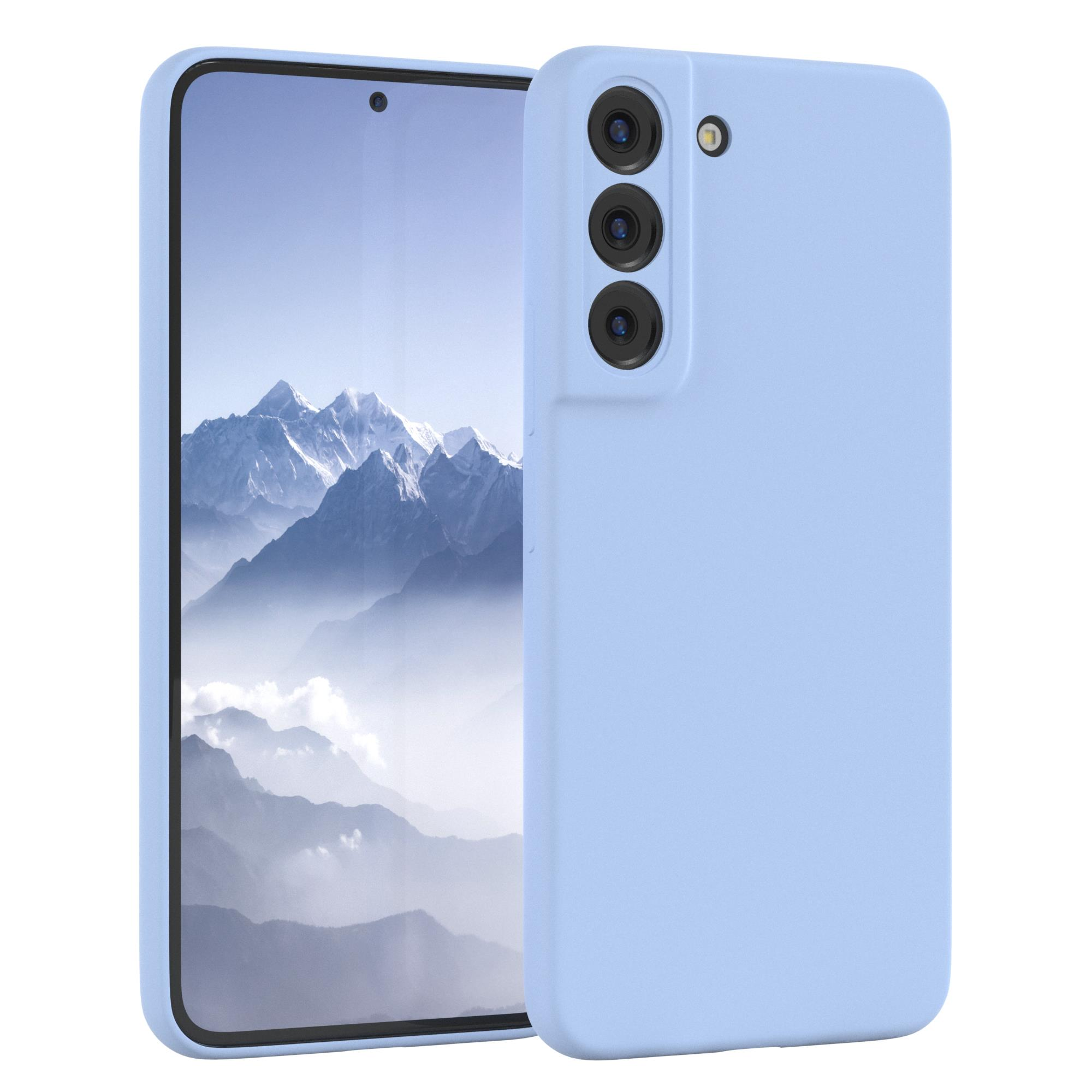 Zwei hellblaue Telefone, eines in einer Hülle. Beide Telefone haben Kameralinsen auf der Rückseite.