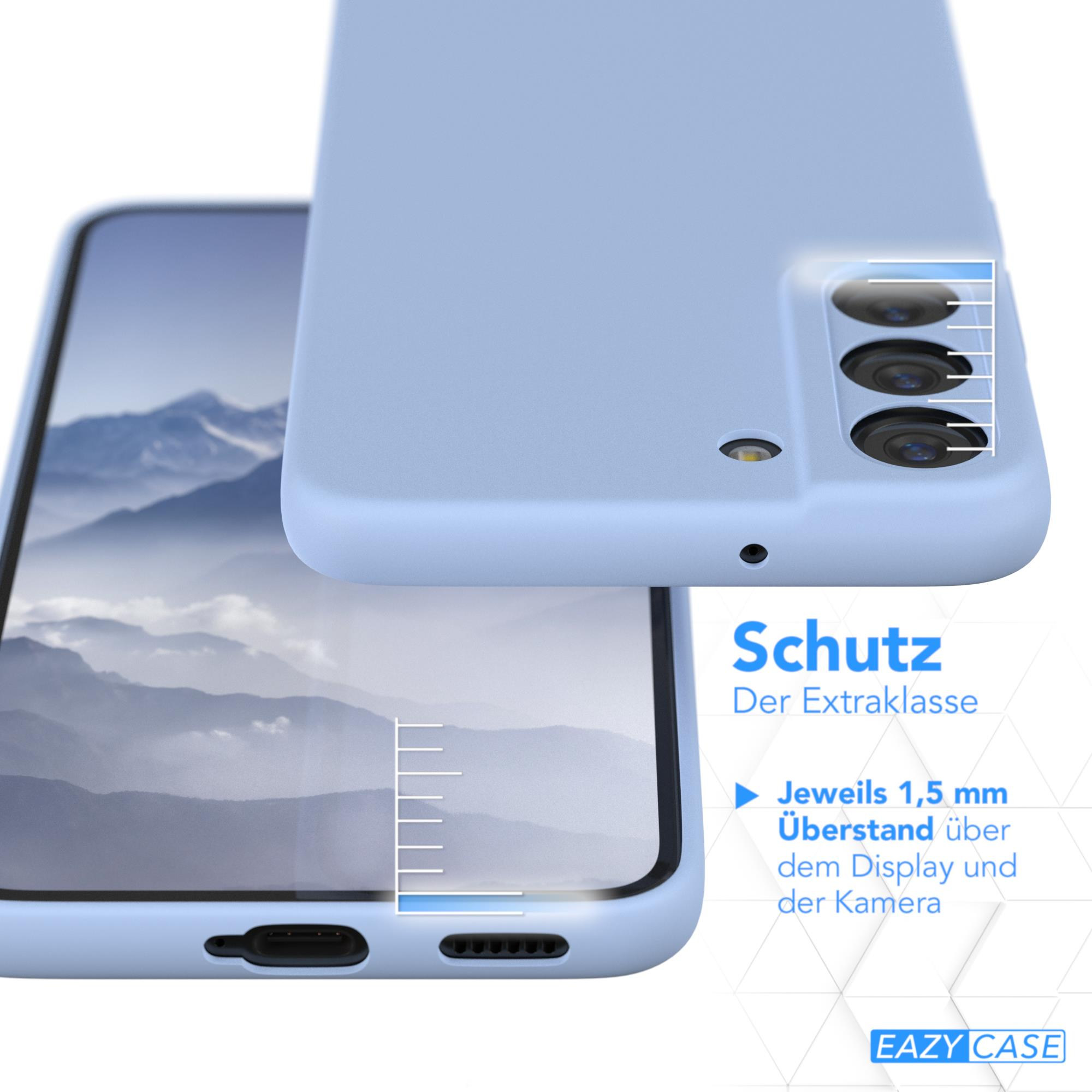 Eine hellblaue Handyhülle. Das Telefon befindet sich in der Hülle. Der Kamerabereich ist sichtbar. Text an der Seite.