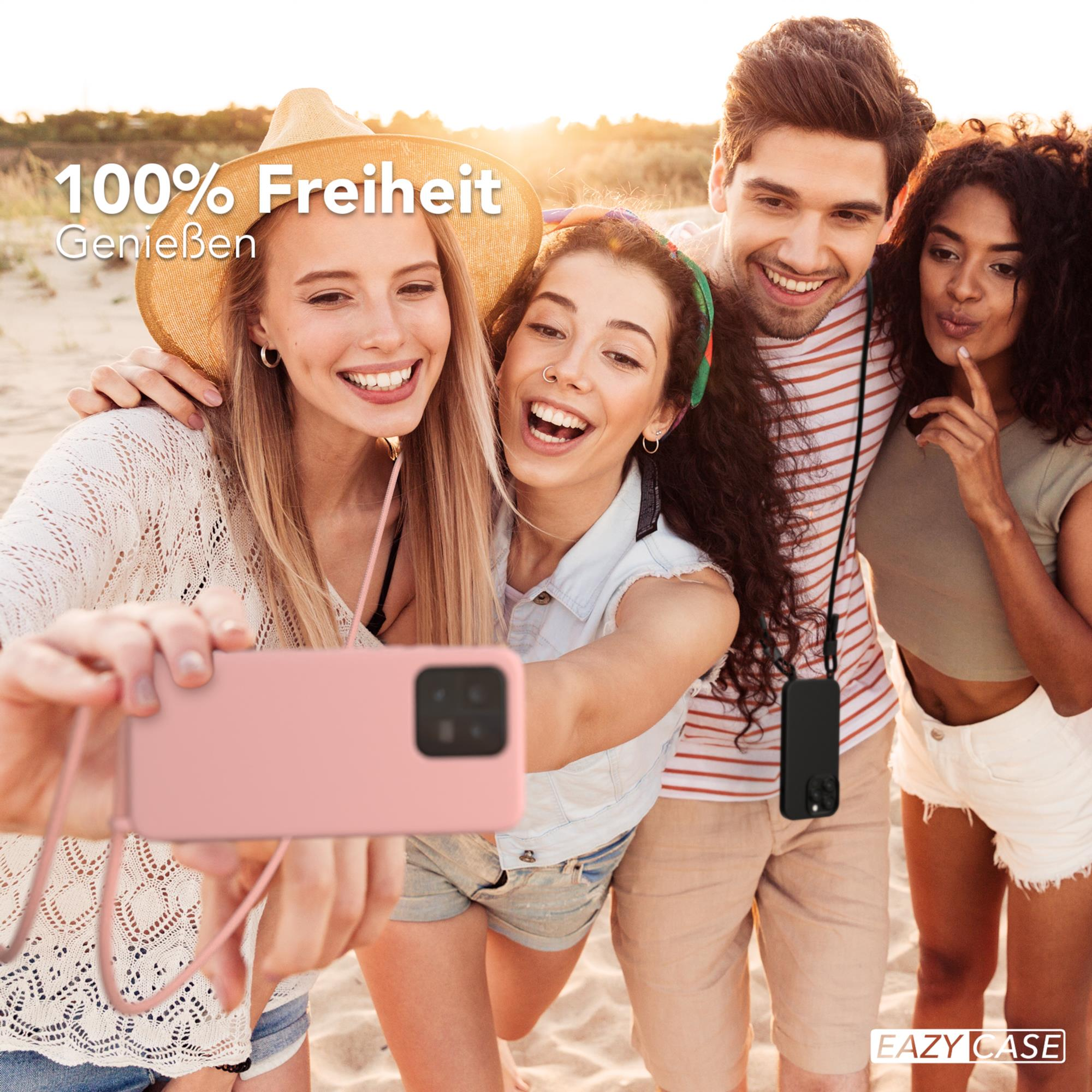 Vier Personen machen ein Selfie mit einer rosa Handyhülle und einem Band.