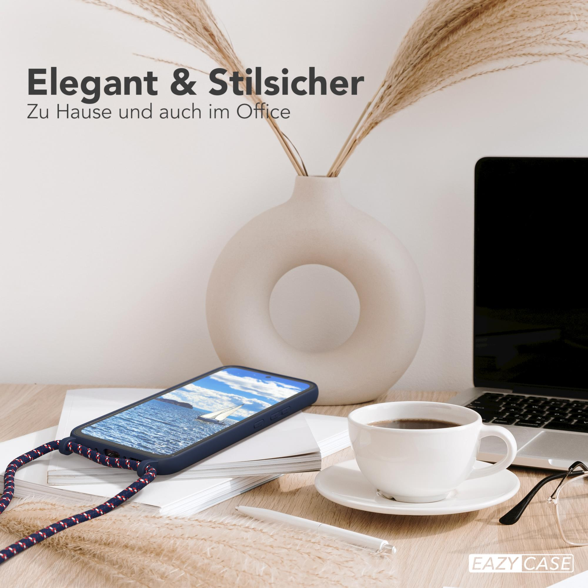 Handyhülle mit Band auf Schreibtisch, mit Kaffee und Laptop.