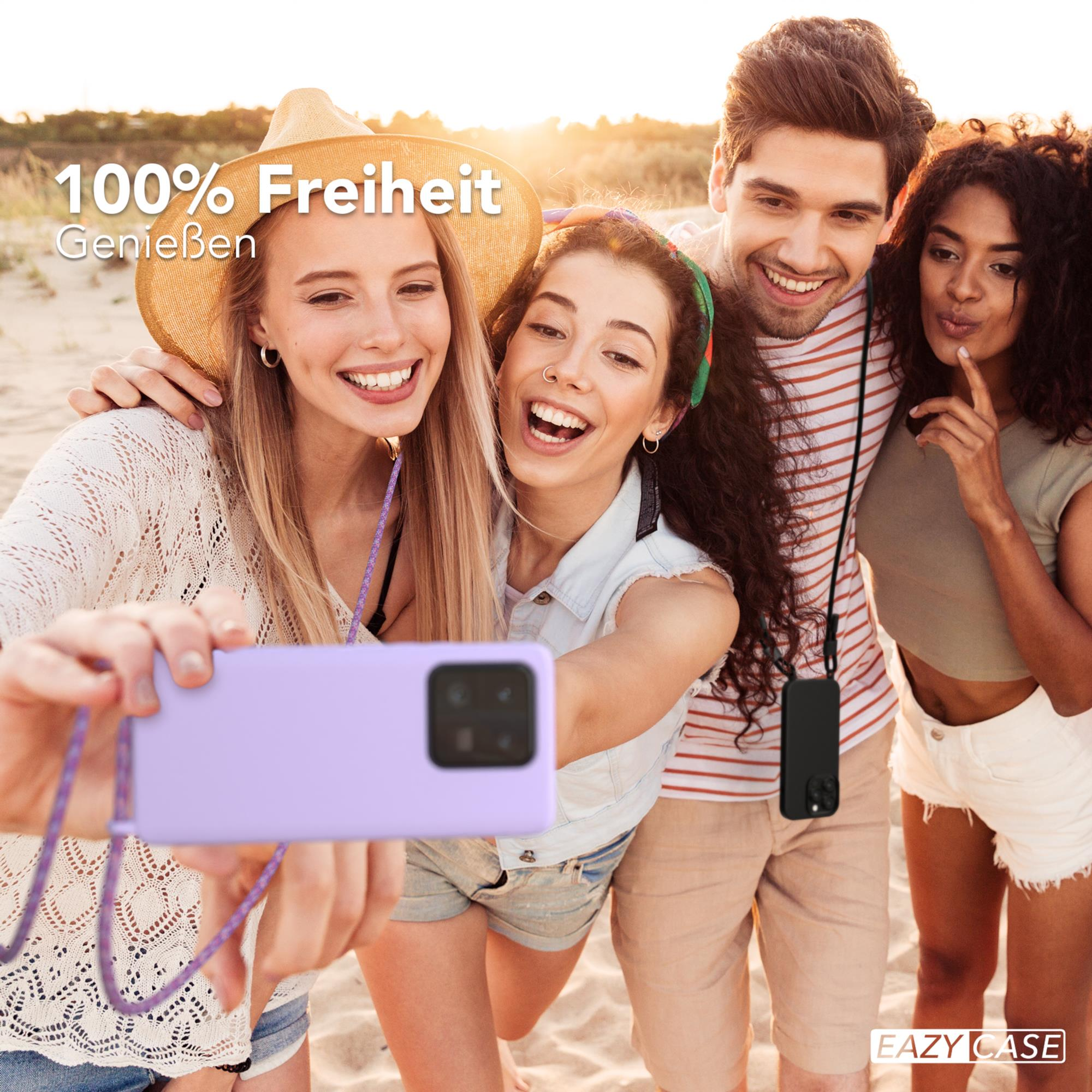 Vier Freunde machen ein Selfie am Strand. Einer hält eine Handyhülle.