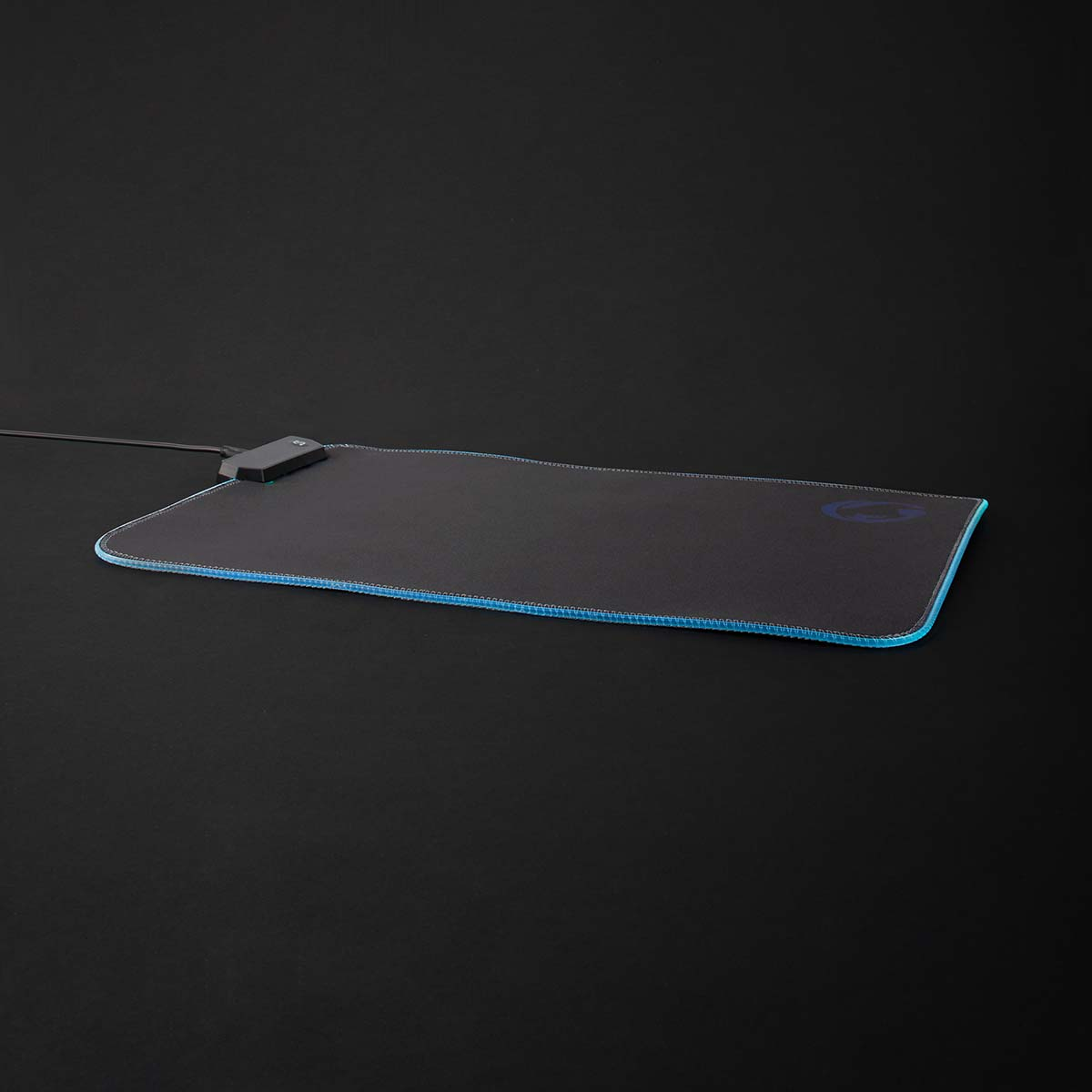Czarna podkładka pod mysz dla graczy z niebieską podświetlaną obwódką, kablem i logo, na czarnym tle.