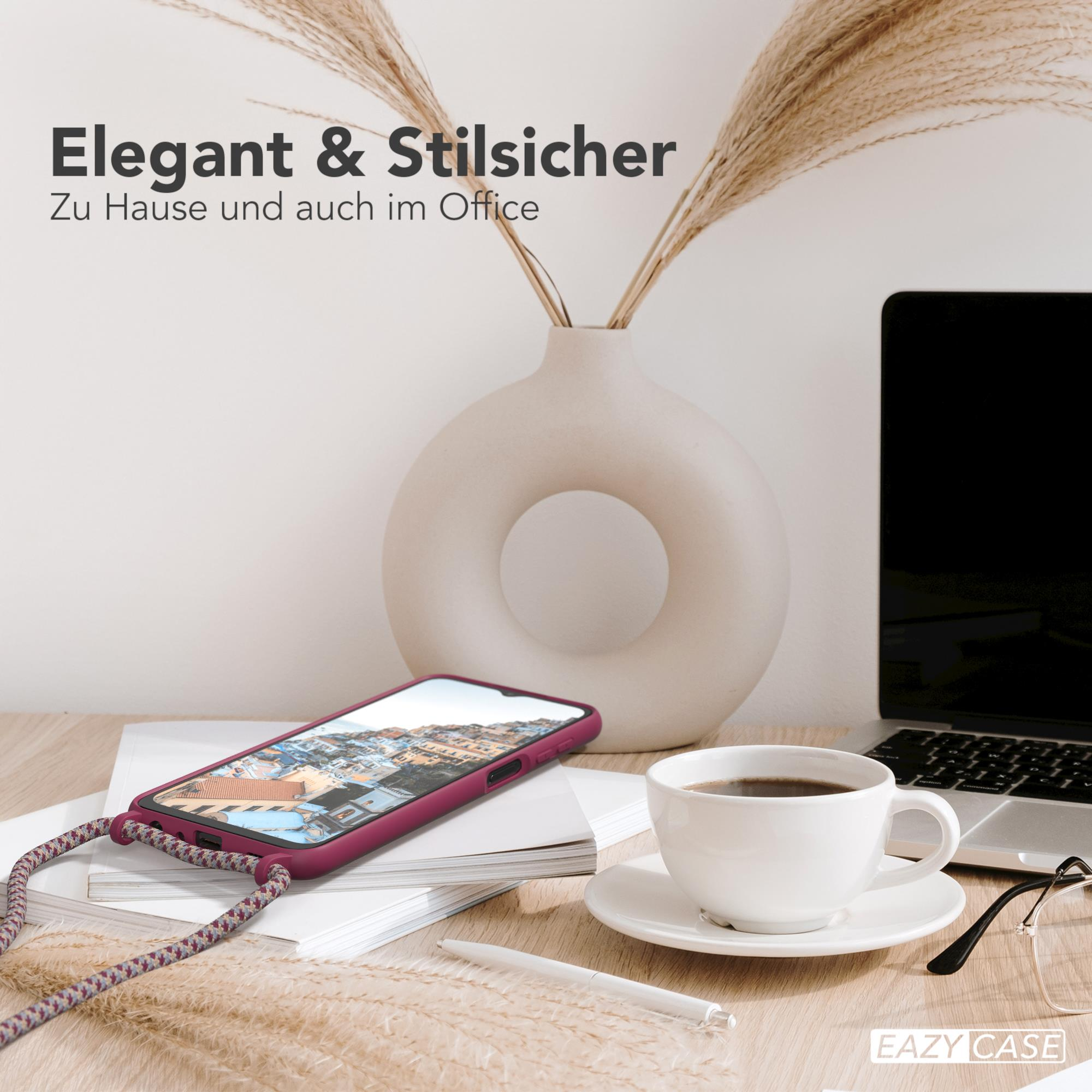 Telefon auf dem Schreibtisch mit Kaffee und Brille. Text: Elegant & Stilvoll. Rote Handyhülle.