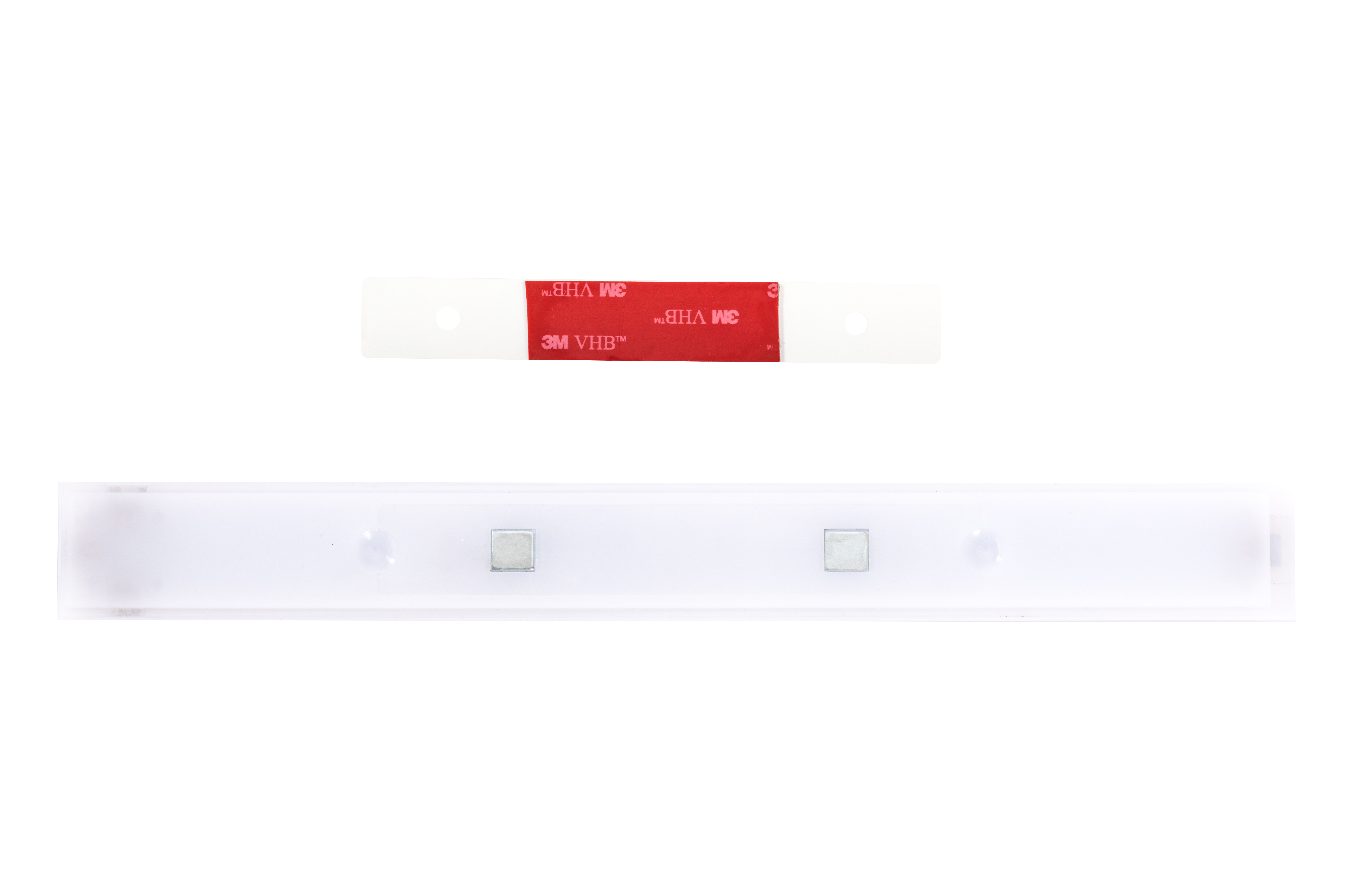 Weißer LED-Streifen mit einem 3M-Klebestreifen darüber. Isoliert auf weißem Hintergrund.
