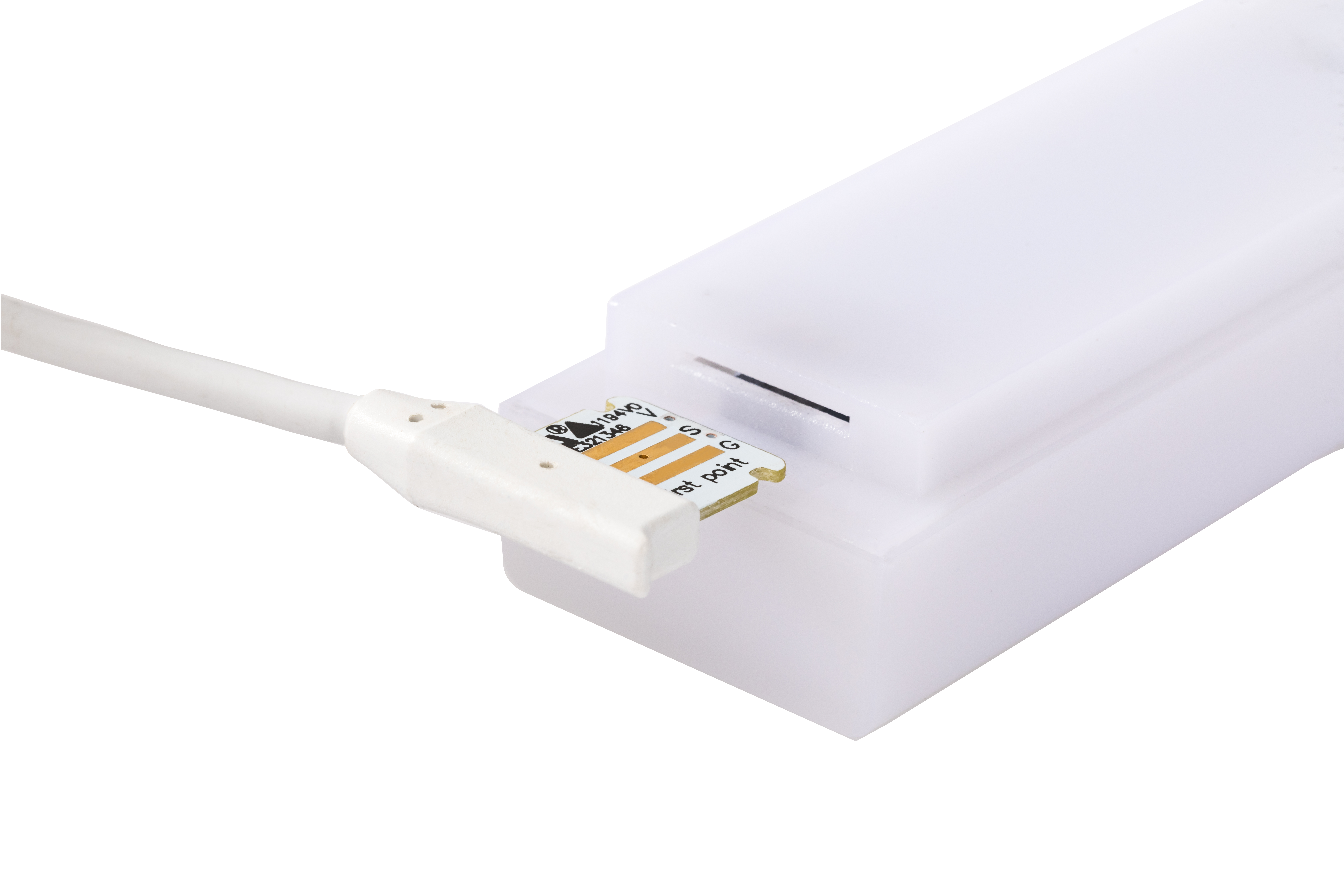 Weißer Stecker in ein weißes Gerät gesteckt. USB-Anschluss mit kleiner, sichtbarer Leiterplatte.