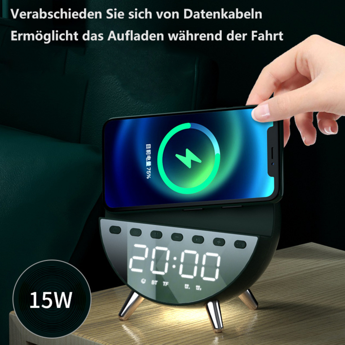 Das Bild zeigt ein Telefon, das auf einem kabellosen Ladegerät geladen wird, eine Digitaluhr und eine Hand, die nach dem Telefon greift.