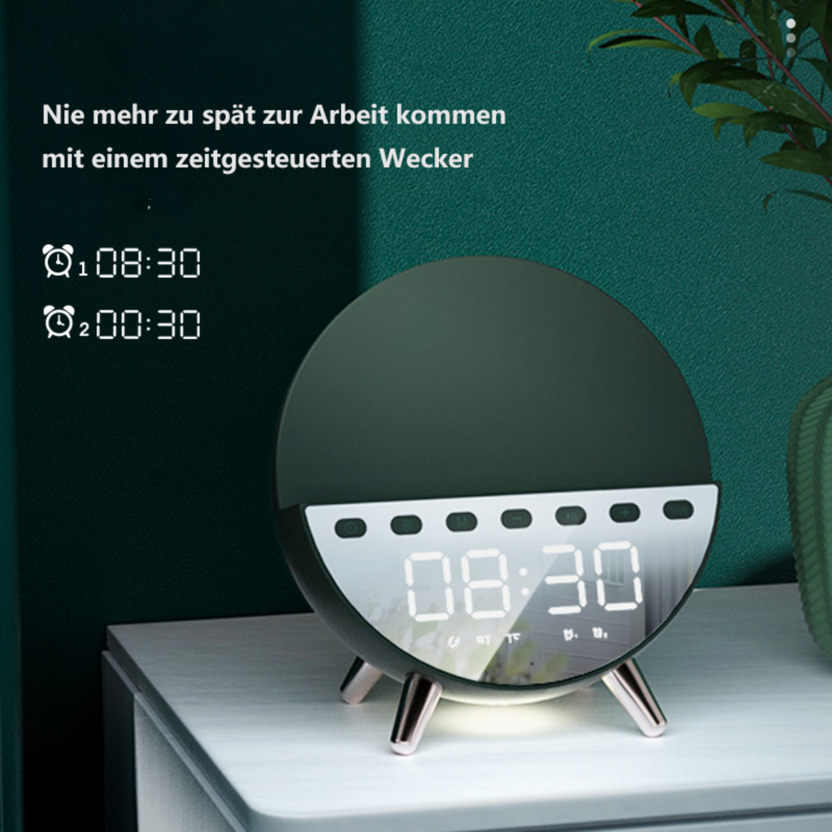 Ein grüner Wecker mit Digitalanzeige, die 08:30 anzeigt, auf einem weißen Tisch.