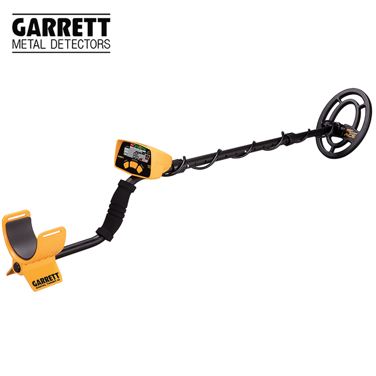Ein gelb-schwarzer Garrett Metalldetektor. Der Detektor hat eine Suchspule und ein Bedienfeld.