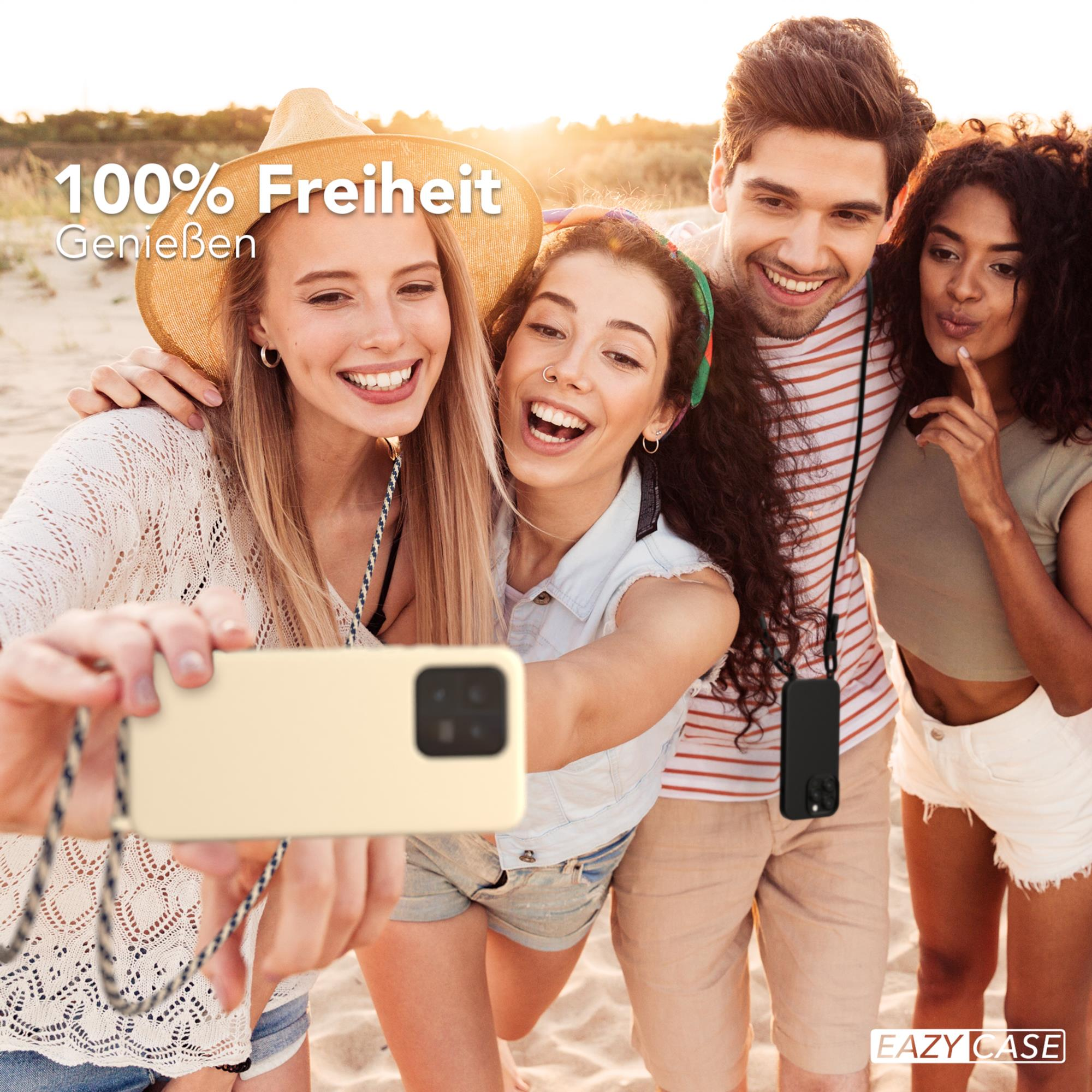 Vier Leute machen ein Selfie, einer hält ein Telefon mit cremefarbenem Case. Strandhintergrund.