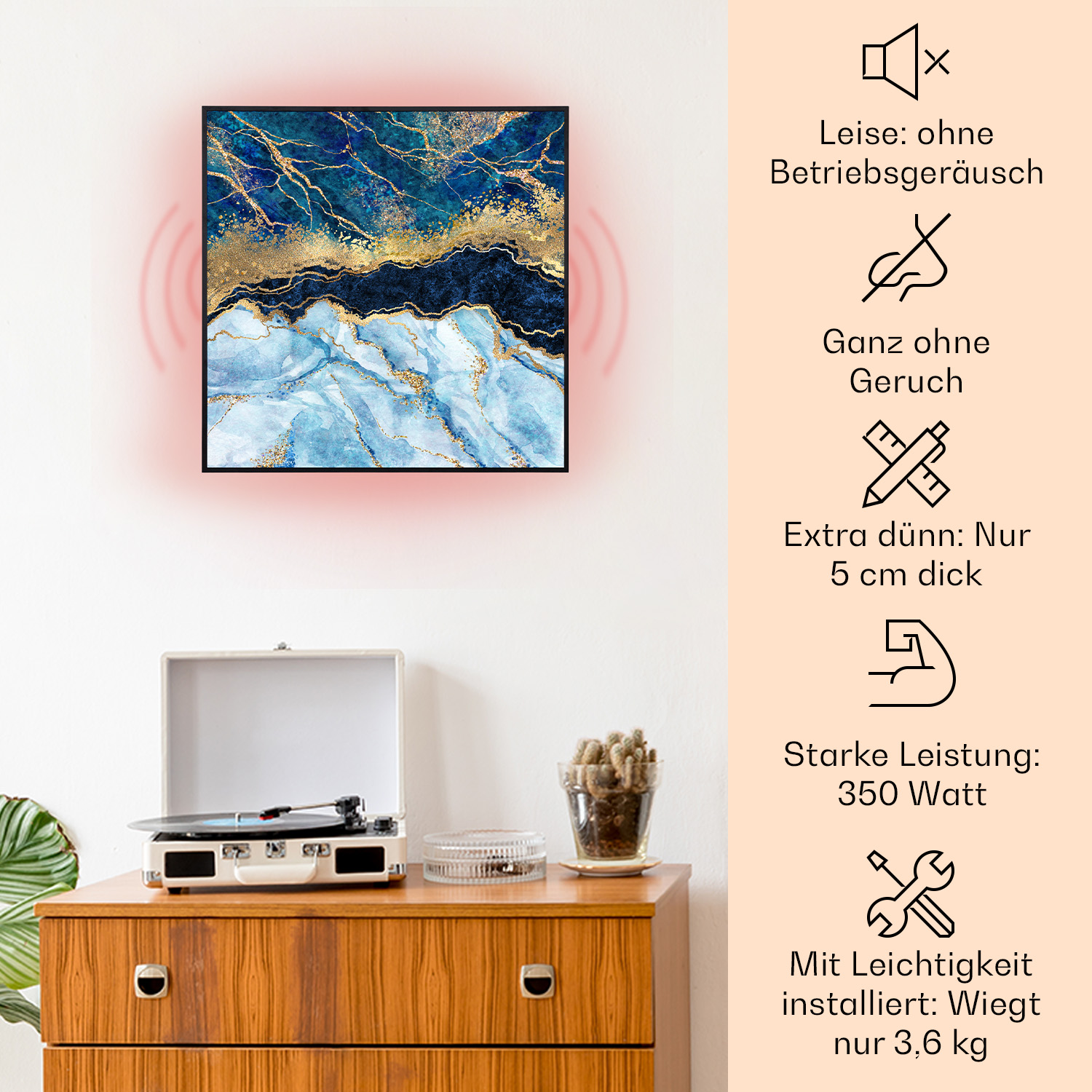Un'opera d'arte astratta blu e oro. Un giradischi e una pianta sono su un mobile in legno sottostante.