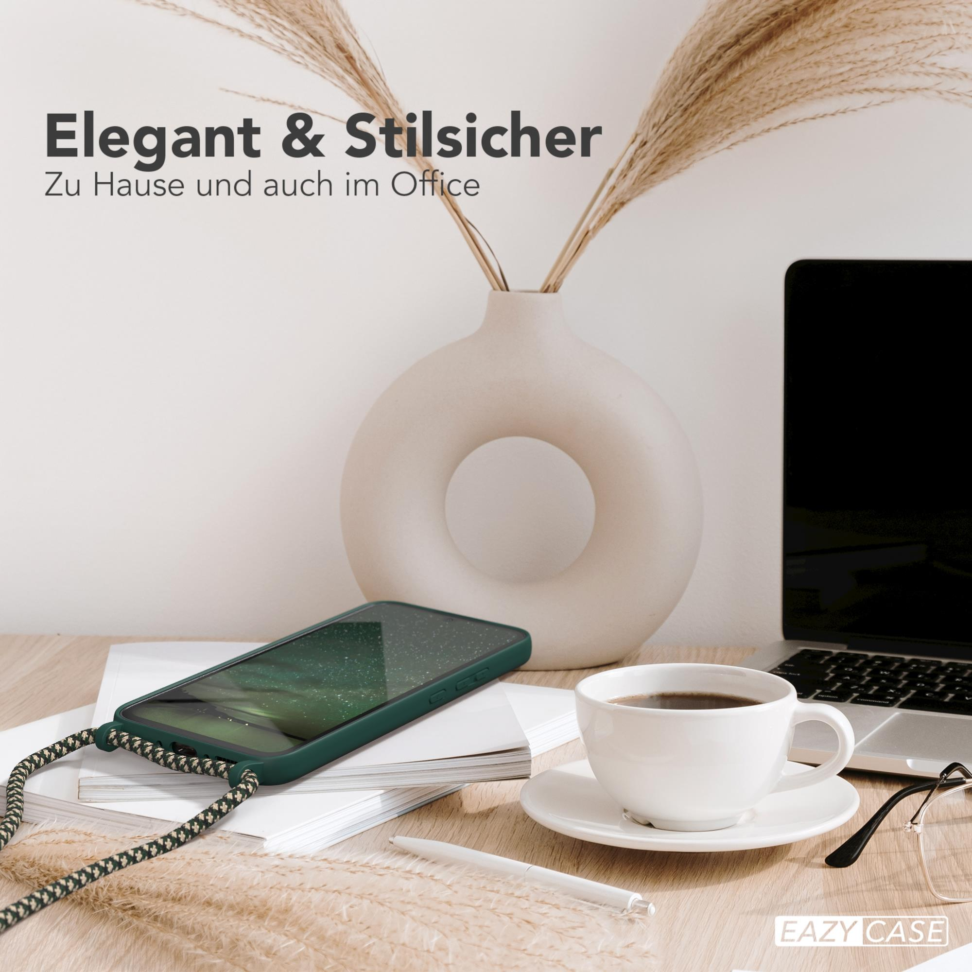 Ein Telefon mit Hülle, eine Tasse Kaffee, ein Laptop und eine Vase in einem Büro.