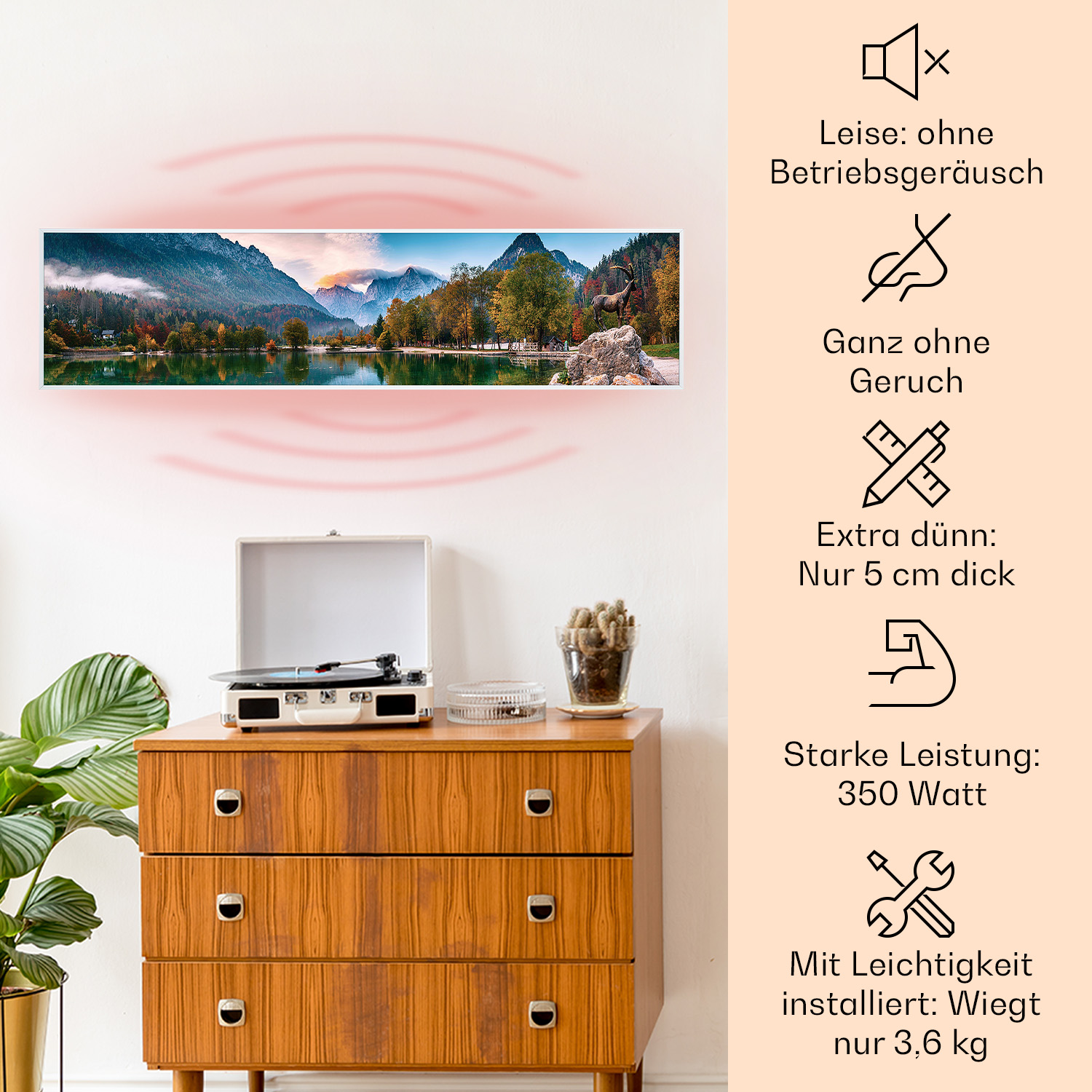 Ein langer, gerahmter See- und Bergpanorama-Druck über einem Holzschrank mit Plattenspieler.