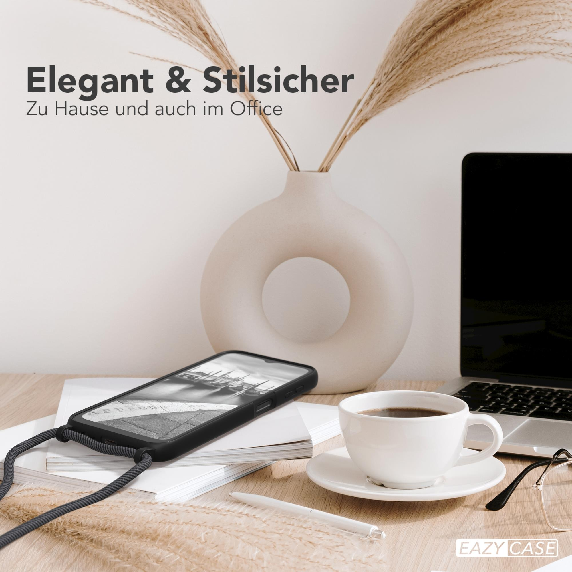Telefon mit Hülle auf dem Schreibtisch. Weiße Vase, Kaffeetasse, Laptop und Stift. Elegant und stilvoll. Büro-Setting.
