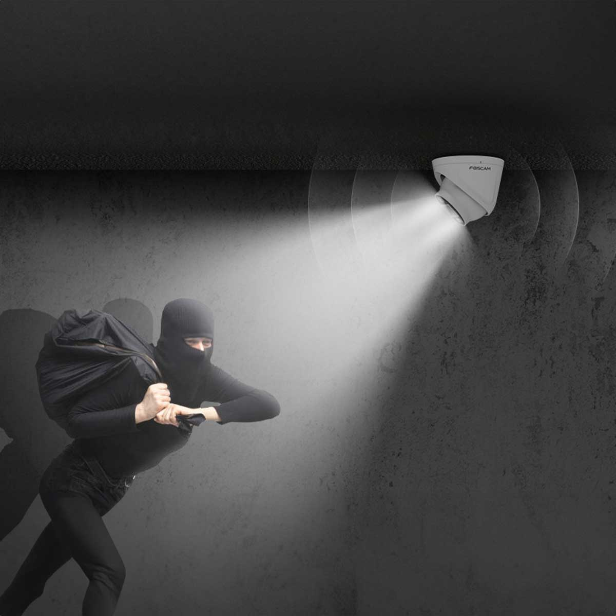 Włamywacz ucieka przed białą kamerą bezpieczeństwa. Scena jest ciemna.