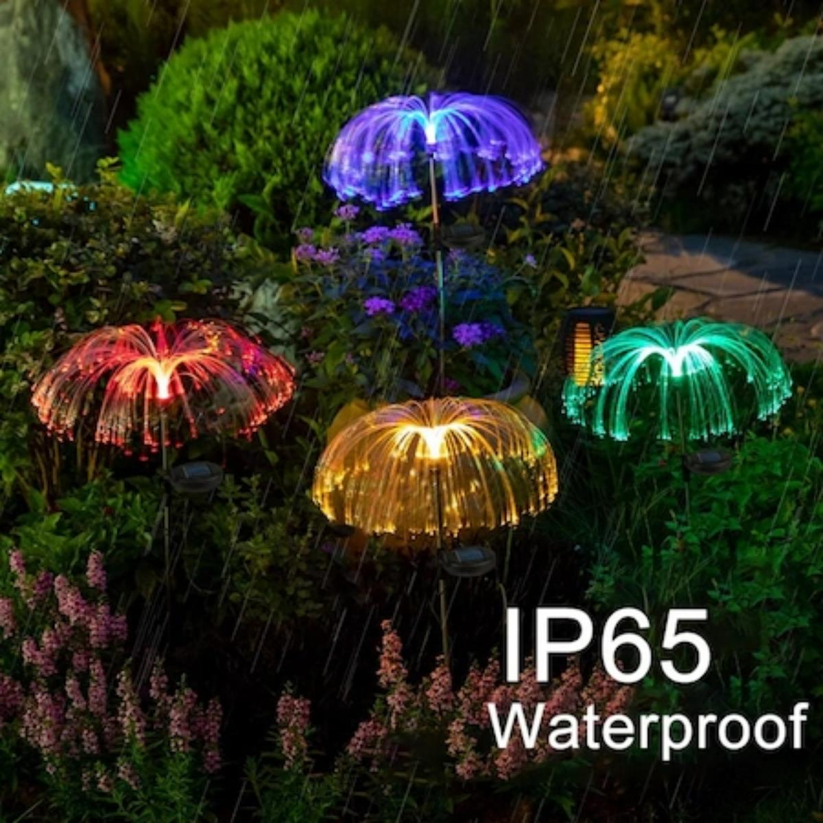 Bunte, leuchtende LED-Gartenleuchten in Regenschirmform leuchten im Regen.