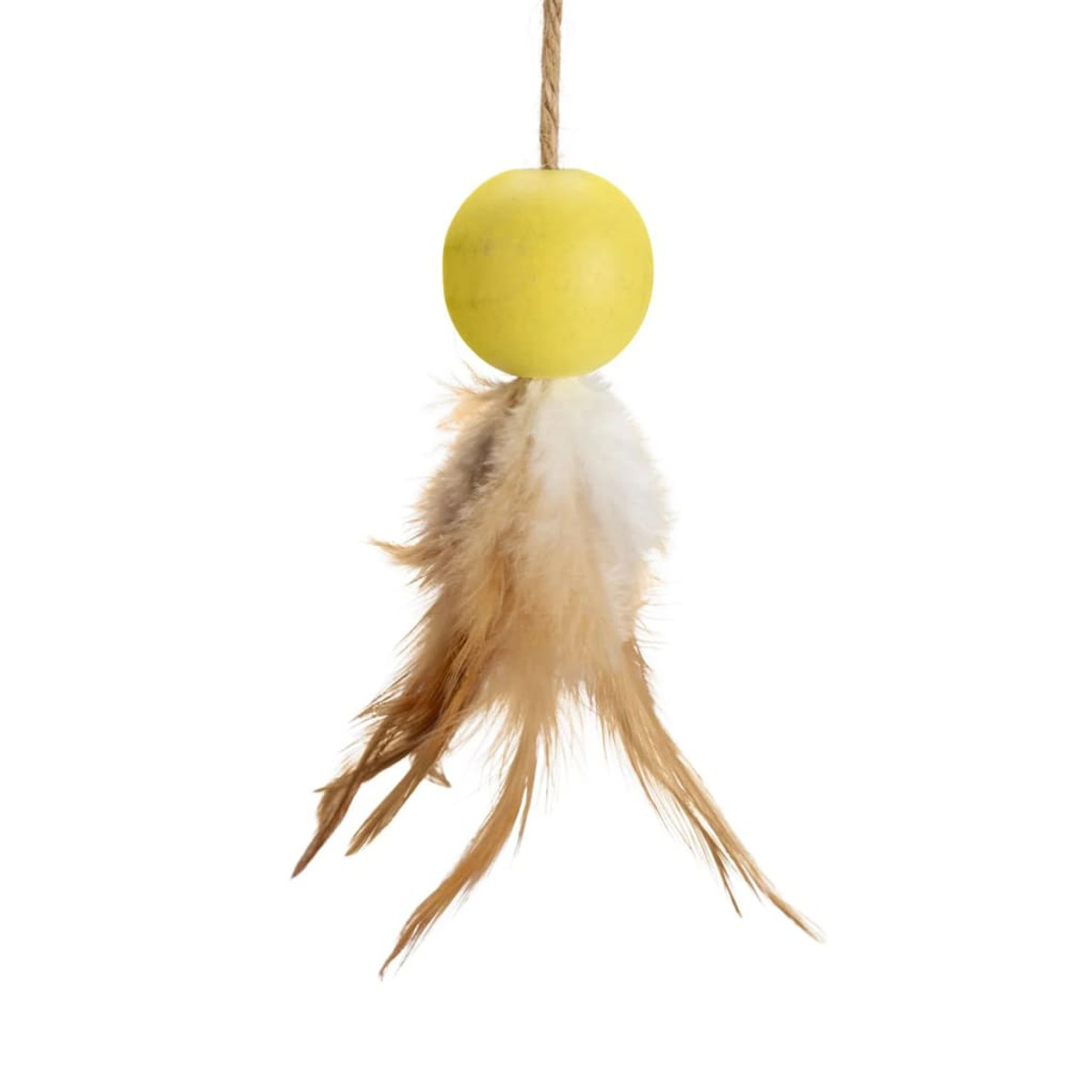 Gelber Ball, braune und weiße Federn an einem Faden befestigt.