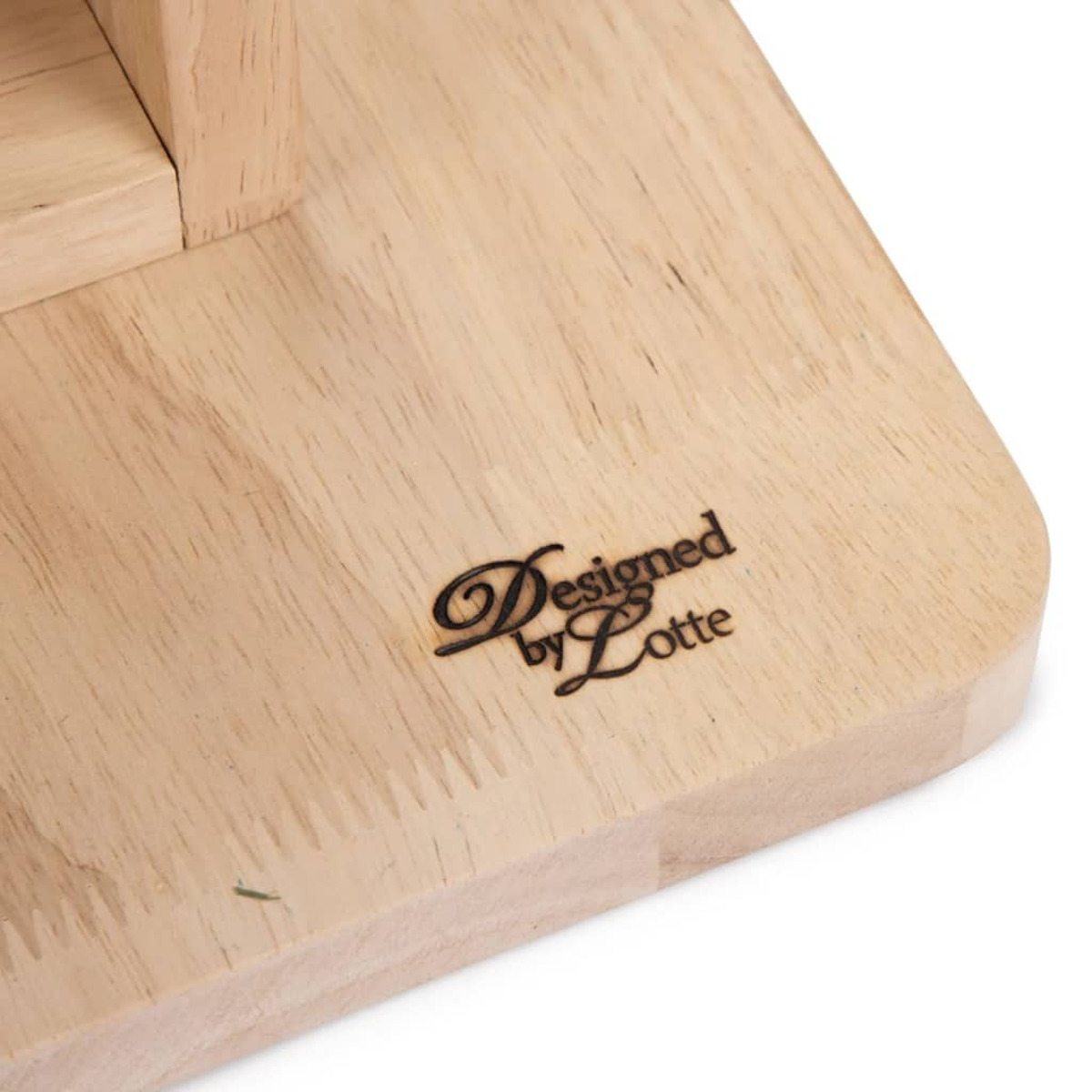 Holzbrett mit Logo 'Designed by Lotte'.