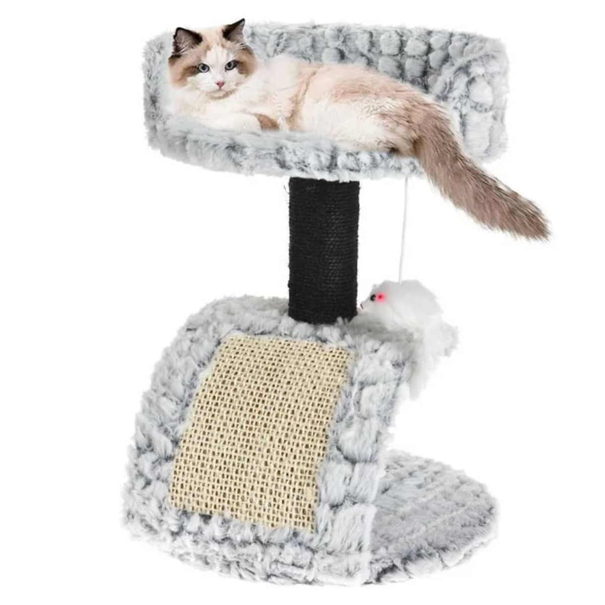 Un gatto su un albero per gatti con un tiragraffi e un topo giocattolo. Sfondo bianco.