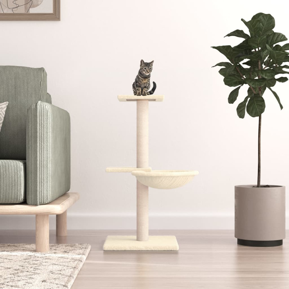 Eine Katze sitzt auf einem Kratzbaum mit Kratzpfosten, einer Couch und einer Pflanze.