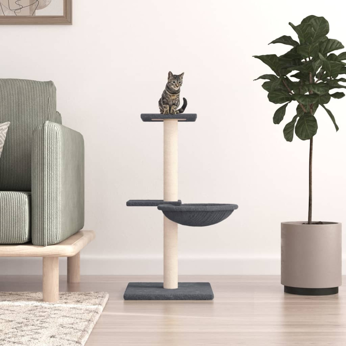Eine Katze sitzt auf einem Katzenbaum, der sich in einem Raum befindet. Der Baum hat Ebenen und ein Bett.