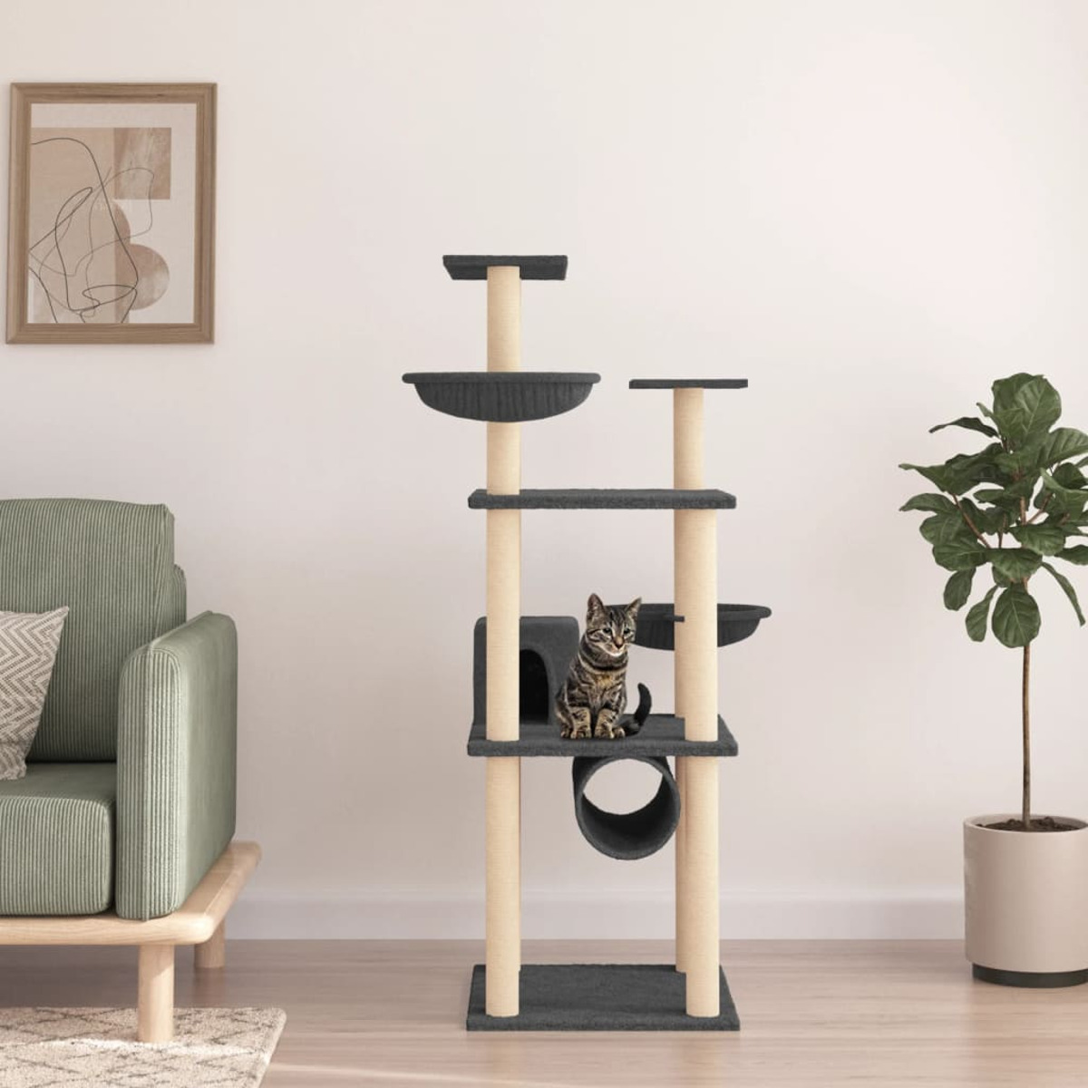 Katzenbaum mit einer Katze darauf. Der Baum ist grau und beige, in einem Wohnzimmer.