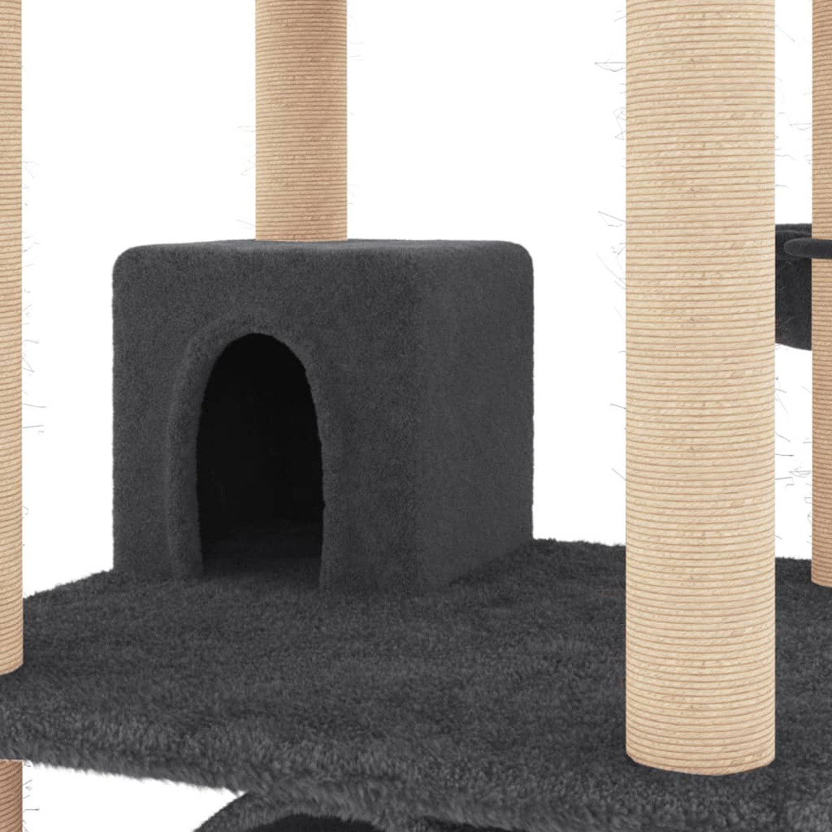 Katzenbaum mit grauem Versteck, beige Säulen. Es ist auf weißem Hintergrund.