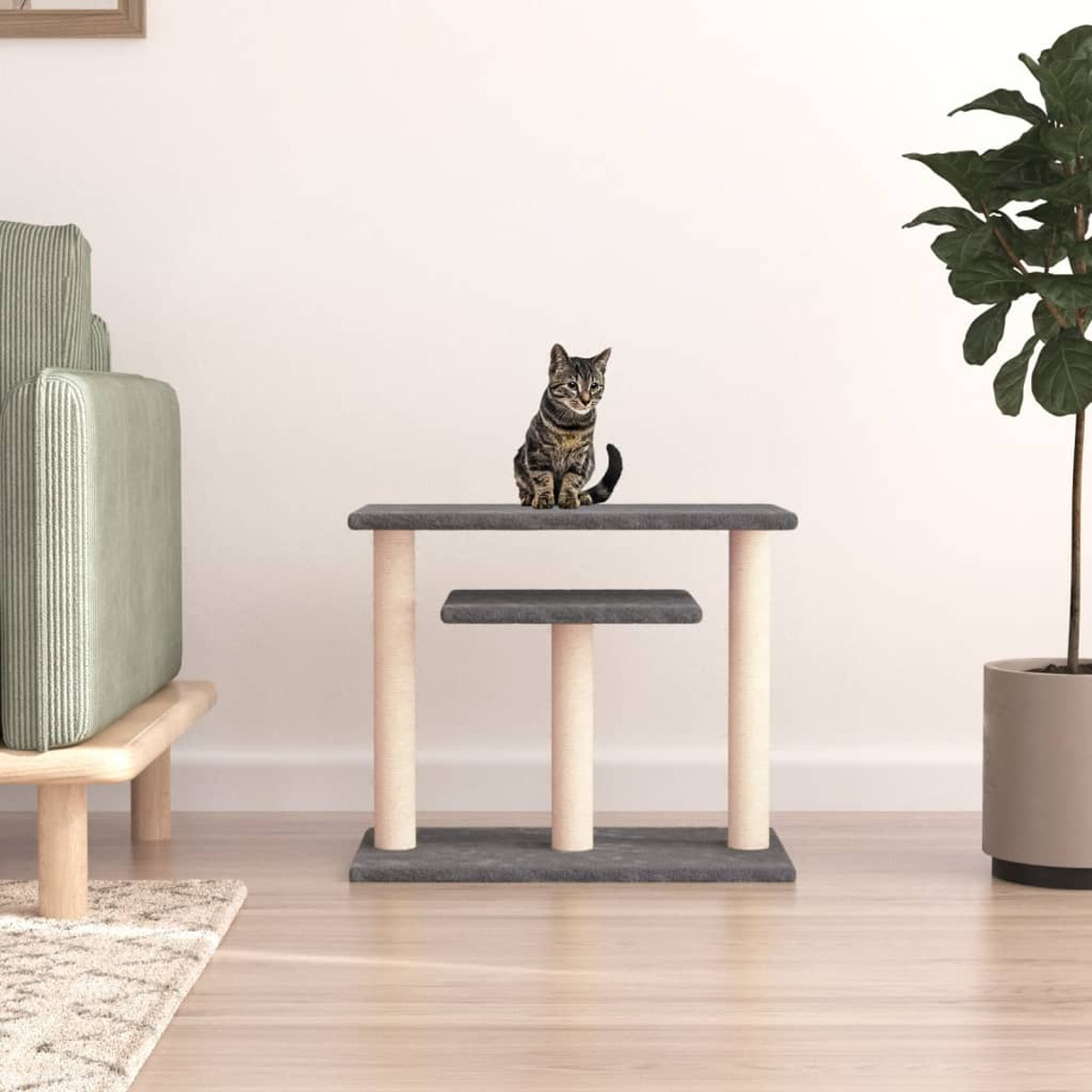 Eine Katze sitzt auf einem Kratzbaum mit zwei hellen Pfosten, einer grauen Plattform und einer Pflanze.
