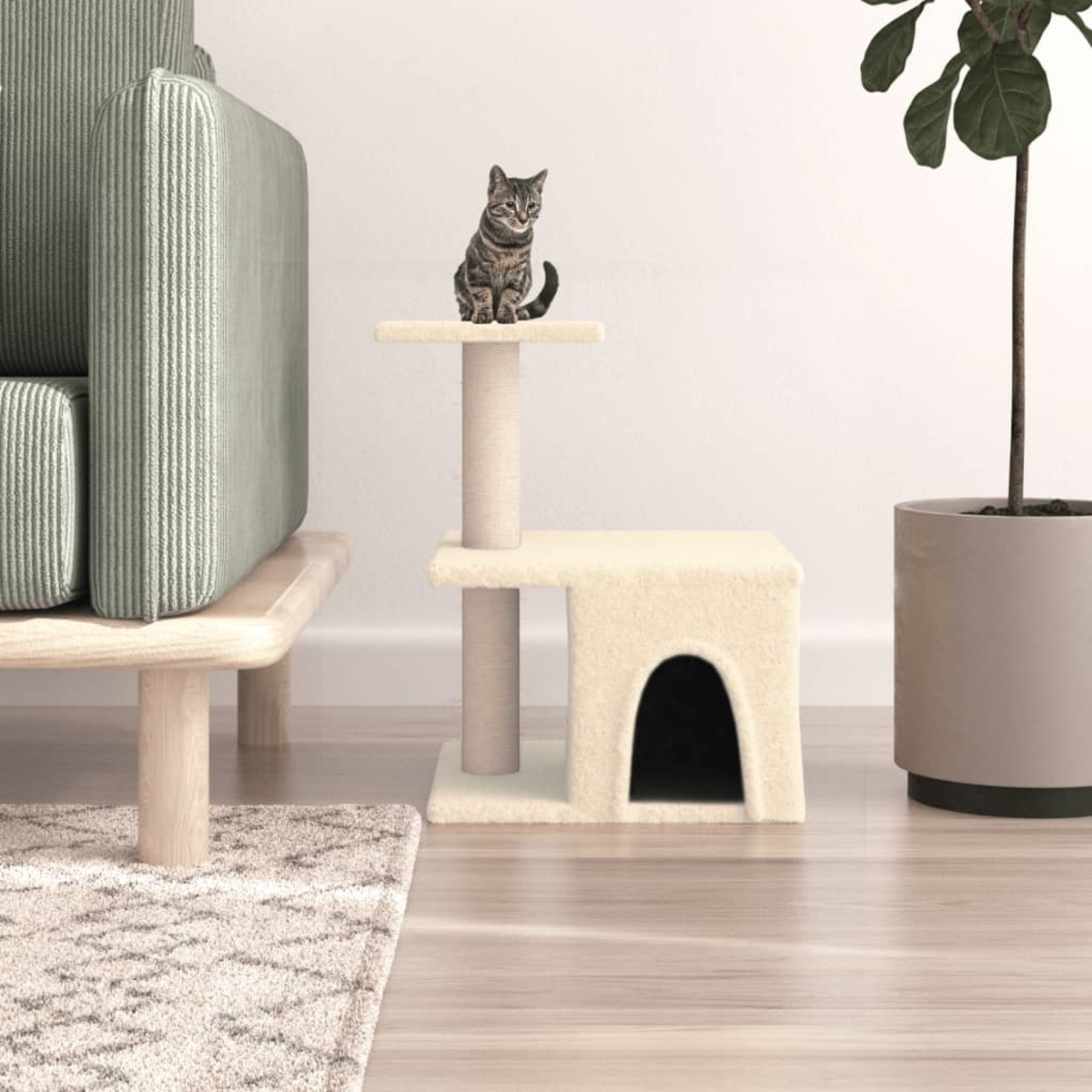 Ein Katzenspielplatz mit einer Katze oben und einer Katze auf einer unteren Plattform, in der Nähe eines Sofas und einer Pflanze.