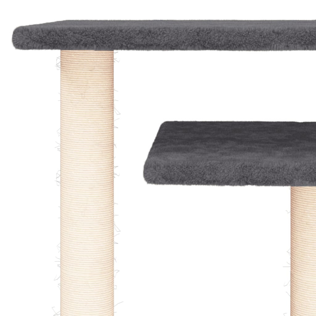 Nahaufnahme eines Kratzbaums. Beige Pfosten mit grauen Plattformen. Weißer Hintergrund.
