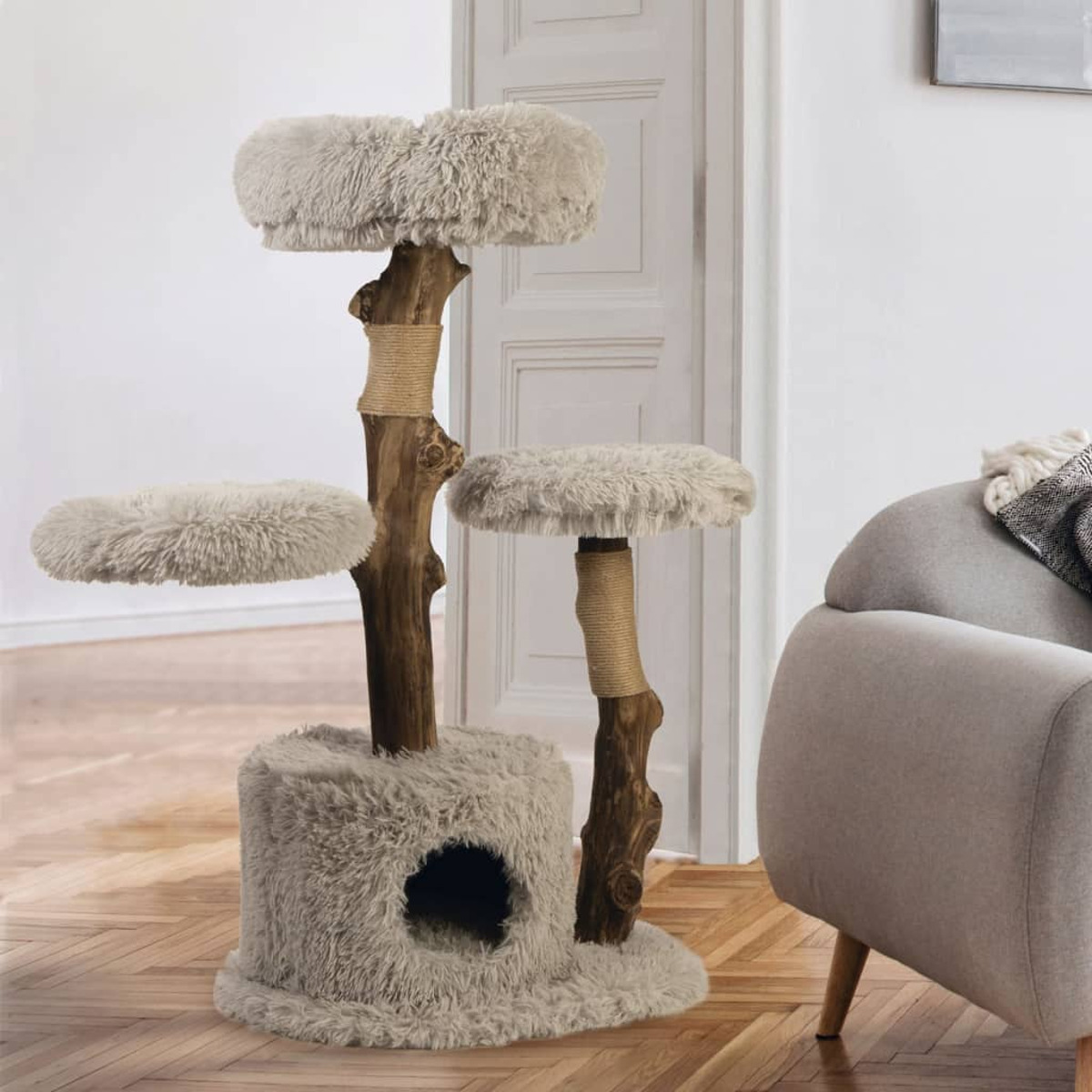 Ein Katzenbaum mit mehreren Ebenen aus Fell, Holz und Seil in einem Wohnzimmer.