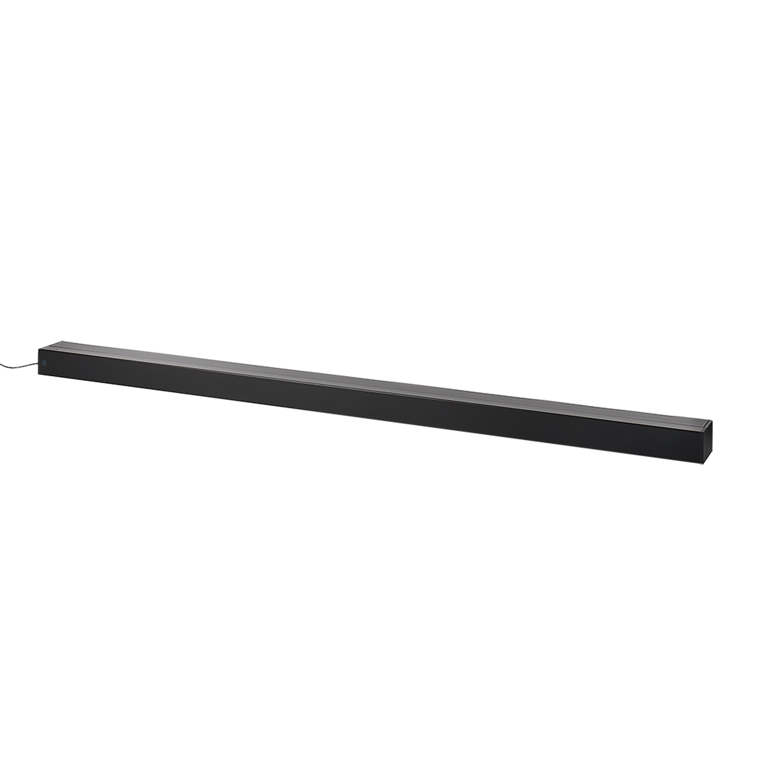 Eine lange, rechteckige, schwarze Lichtleiste mit schwarzem Kabel, die horizontal auf weißem Hintergrund liegt.