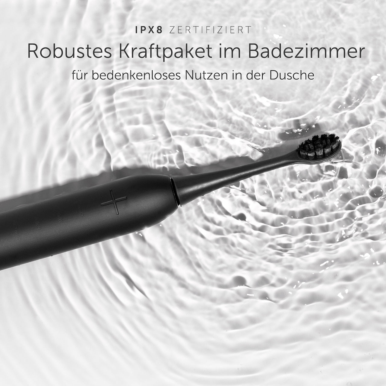 Schwarze elektrische Zahnbürste im Wasser. Der Text darüber besagt, dass sie IPX8-zertifiziert und robust ist.