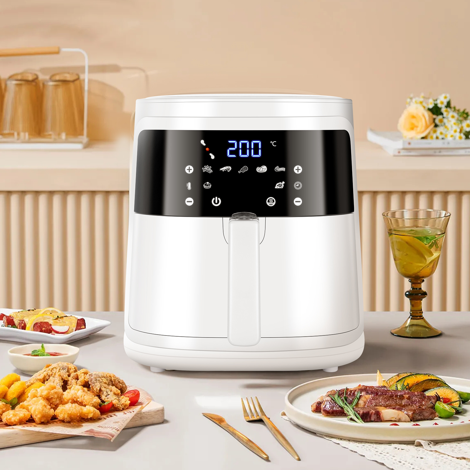 Weißer Luftfritteuse mit Digitalanzeige, umgeben von Essen auf einem Tisch.