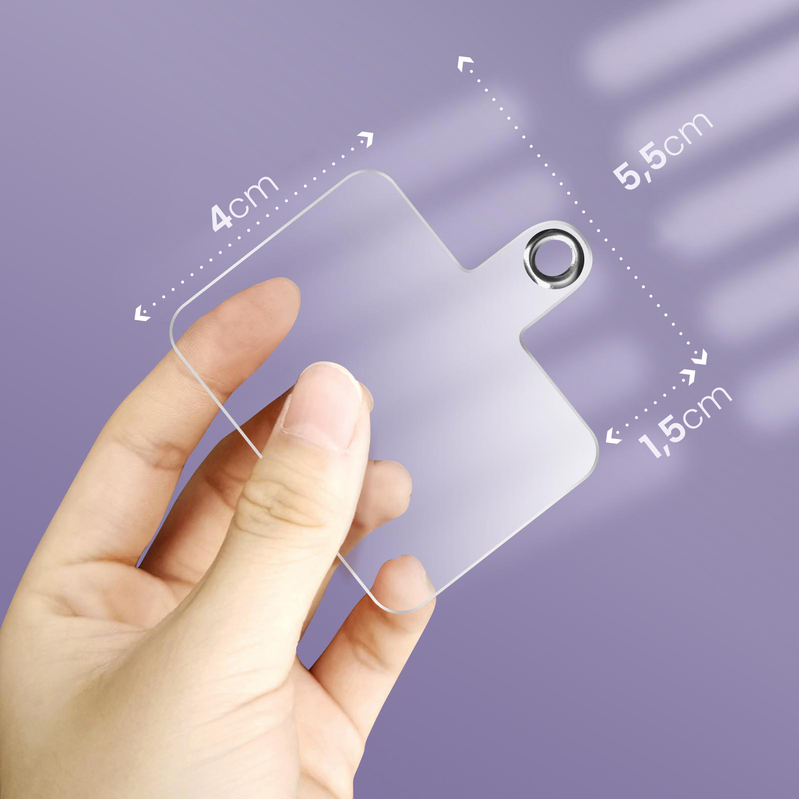 Accessorio per telefono trasparente con dimensioni, tenuto in mano, sfondo viola.