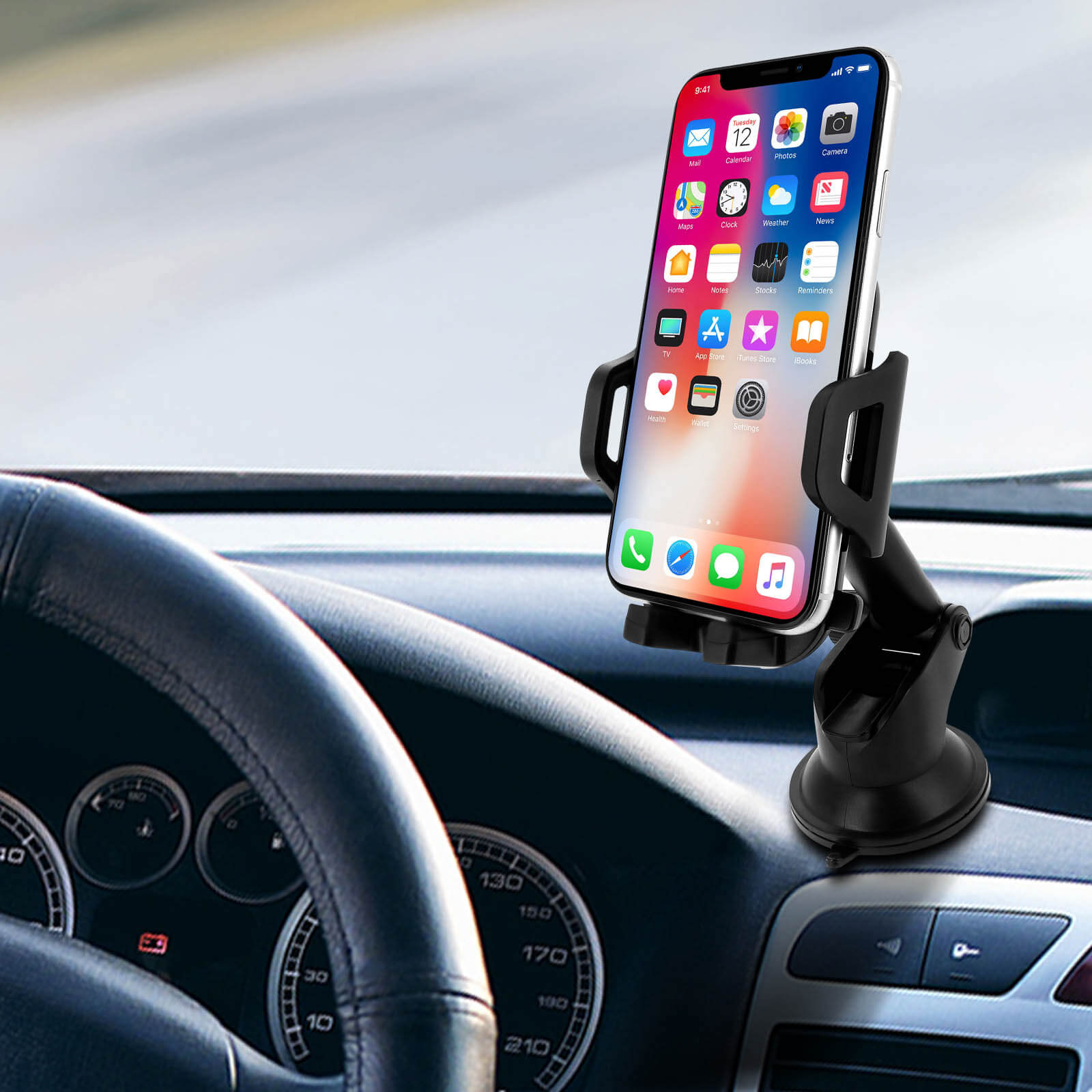 Smartphone in un supporto per auto. Lo schermo mostra le app. Cruscotto e volante sono visibili.
