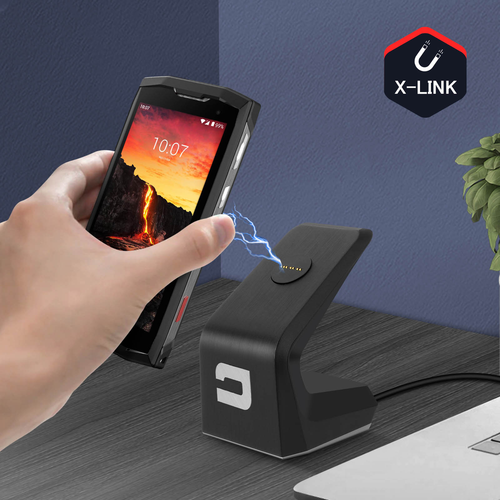 Uno smartphone nero in carica wireless su un supporto di ricarica nero.