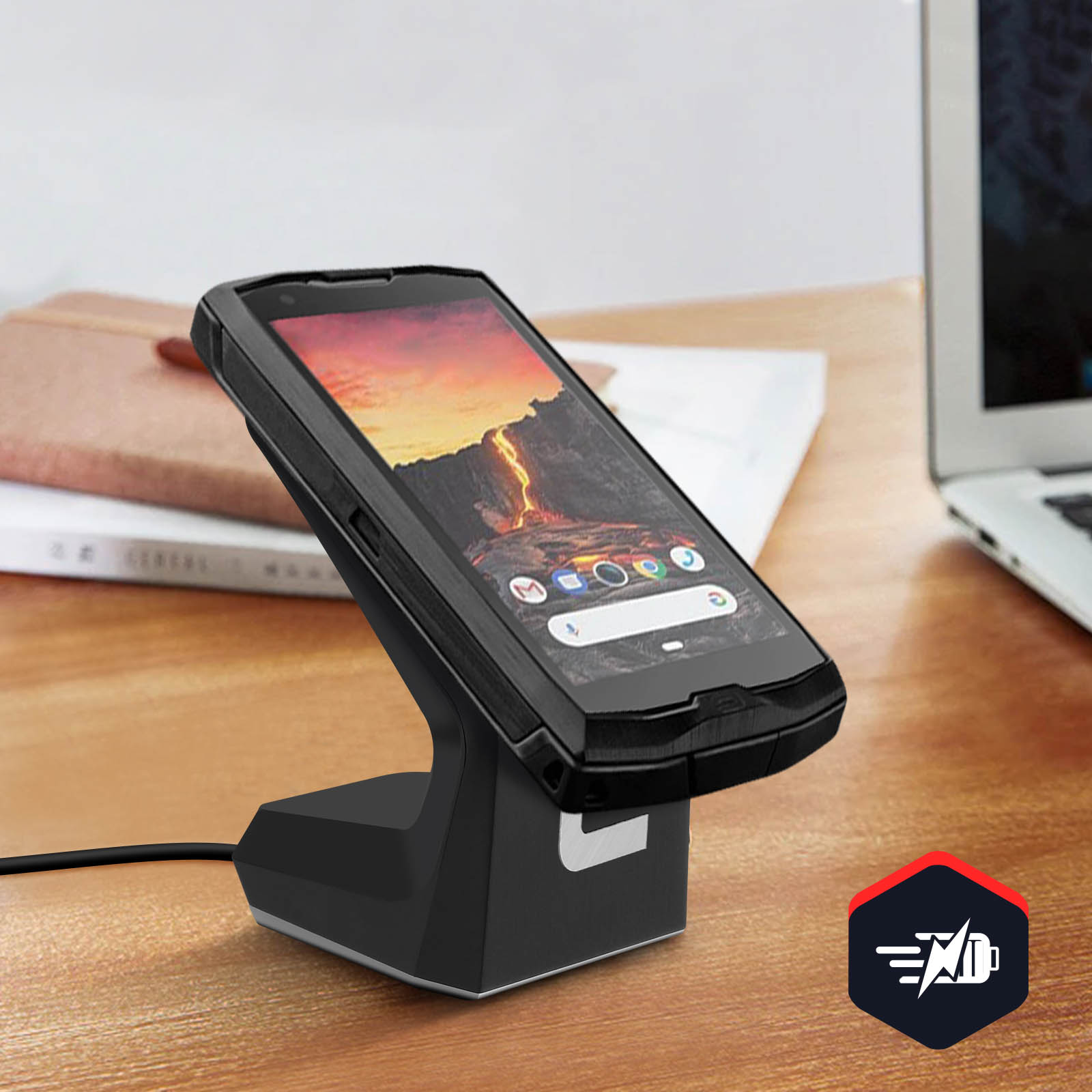 Telefono nero in una base di ricarica, con logo batteria. È su una superficie di legno.