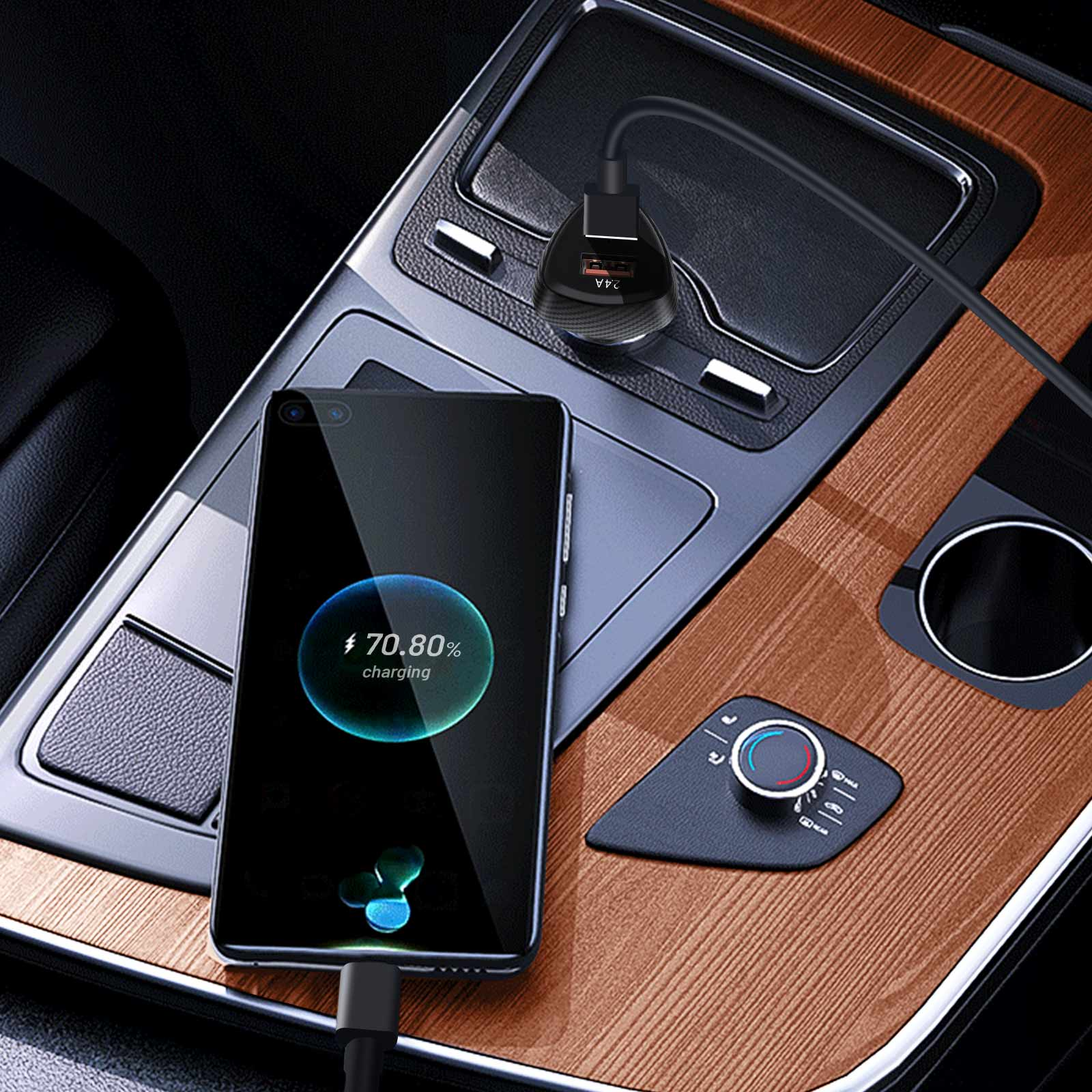 Ein Telefon, das im Auto geladen wird. Der Bildschirm zeigt 70,80 % Aufladung an. Ladegerät und Konsole sichtbar.
