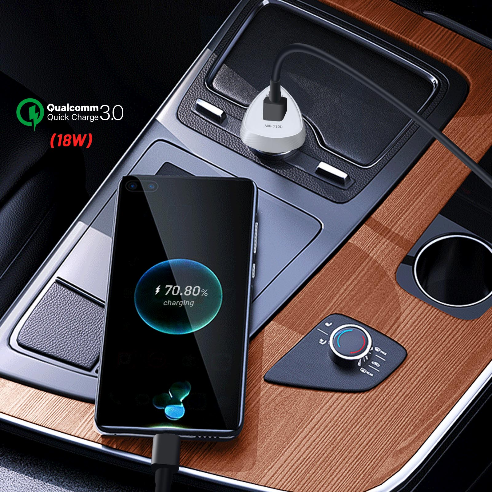 Un telefono in carica in auto, che mostra una schermata di carica al 70,80%. Il caricatore è bianco.