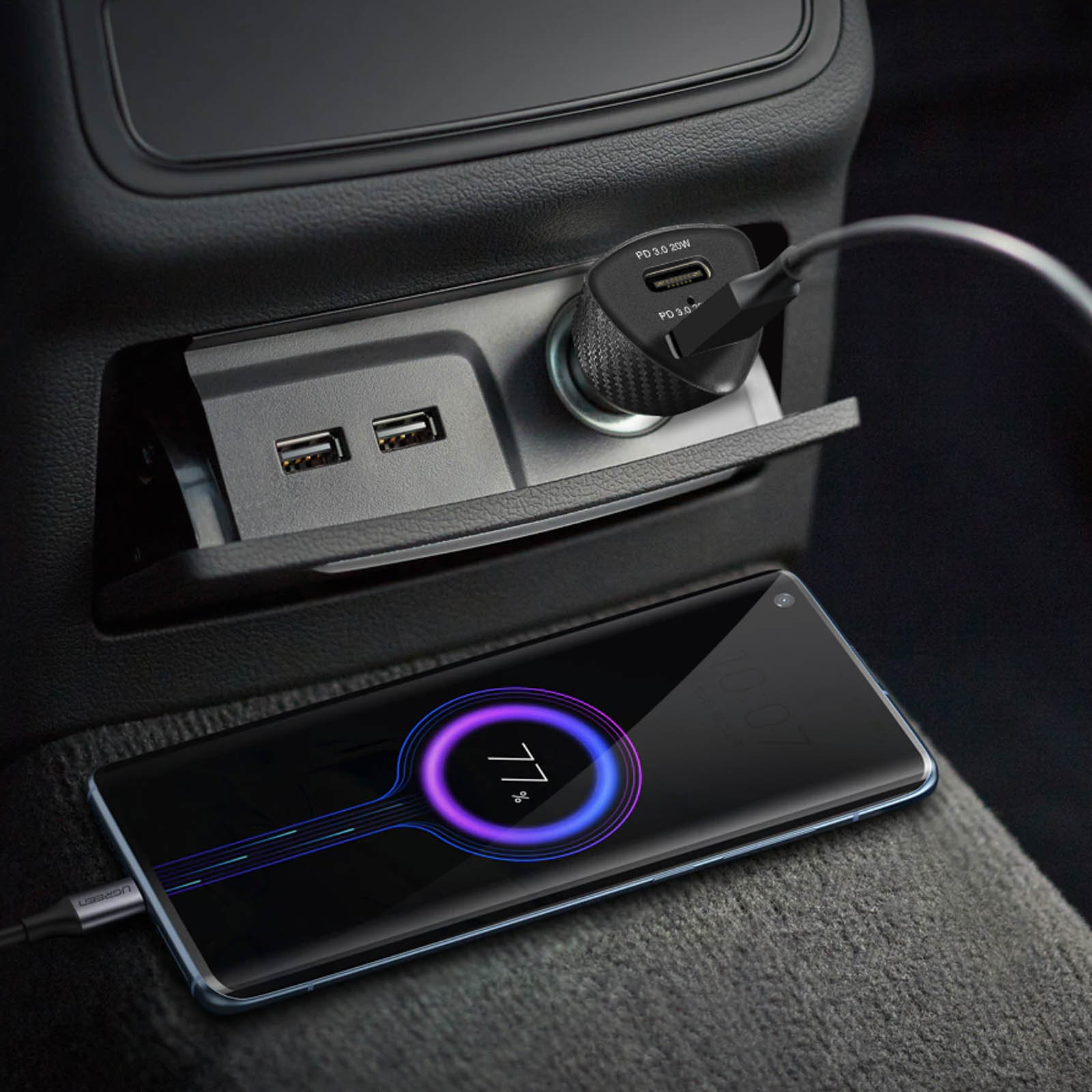 Telefon im Auto aufladen, mit Ladeanschluss, zwei USB-Anschlüssen und teilweise sichtbarem Innenraum.