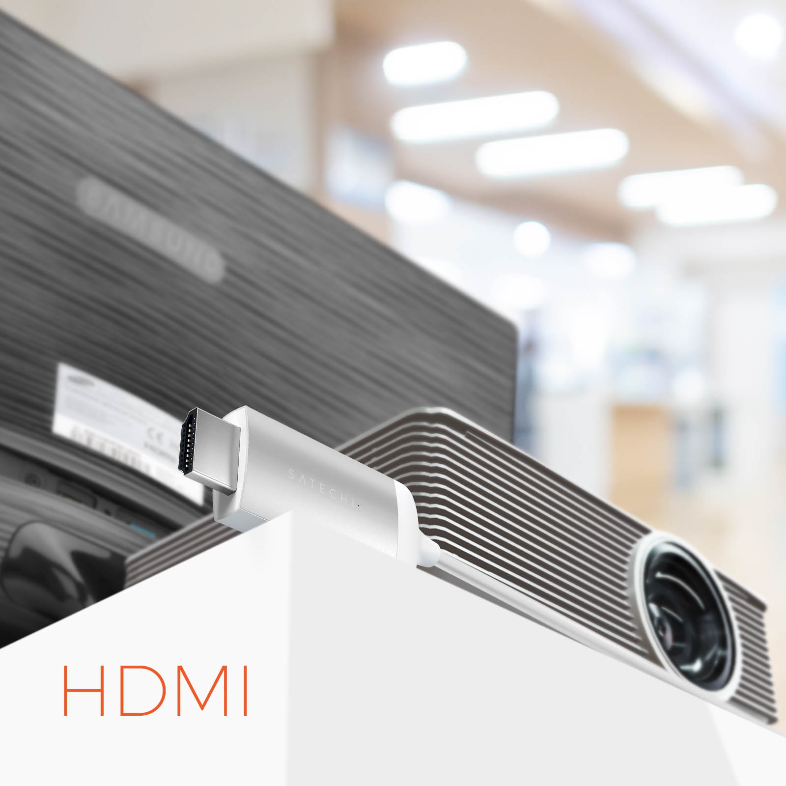 Cavo HDMI collegato a un proiettore e a uno schermo.