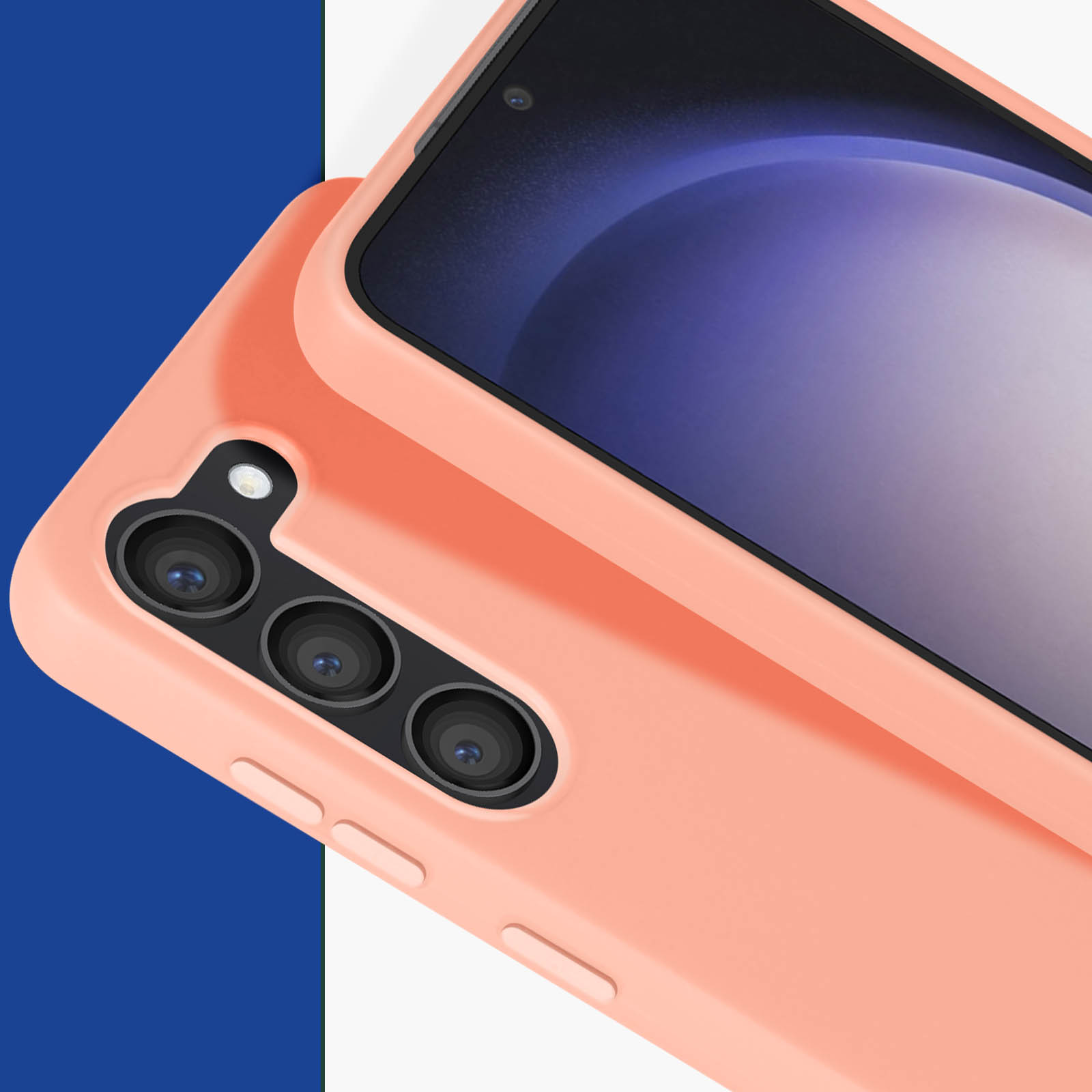 Una custodia per telefono color corallo con tre lenti della fotocamera e uno sfondo blu e bianco.