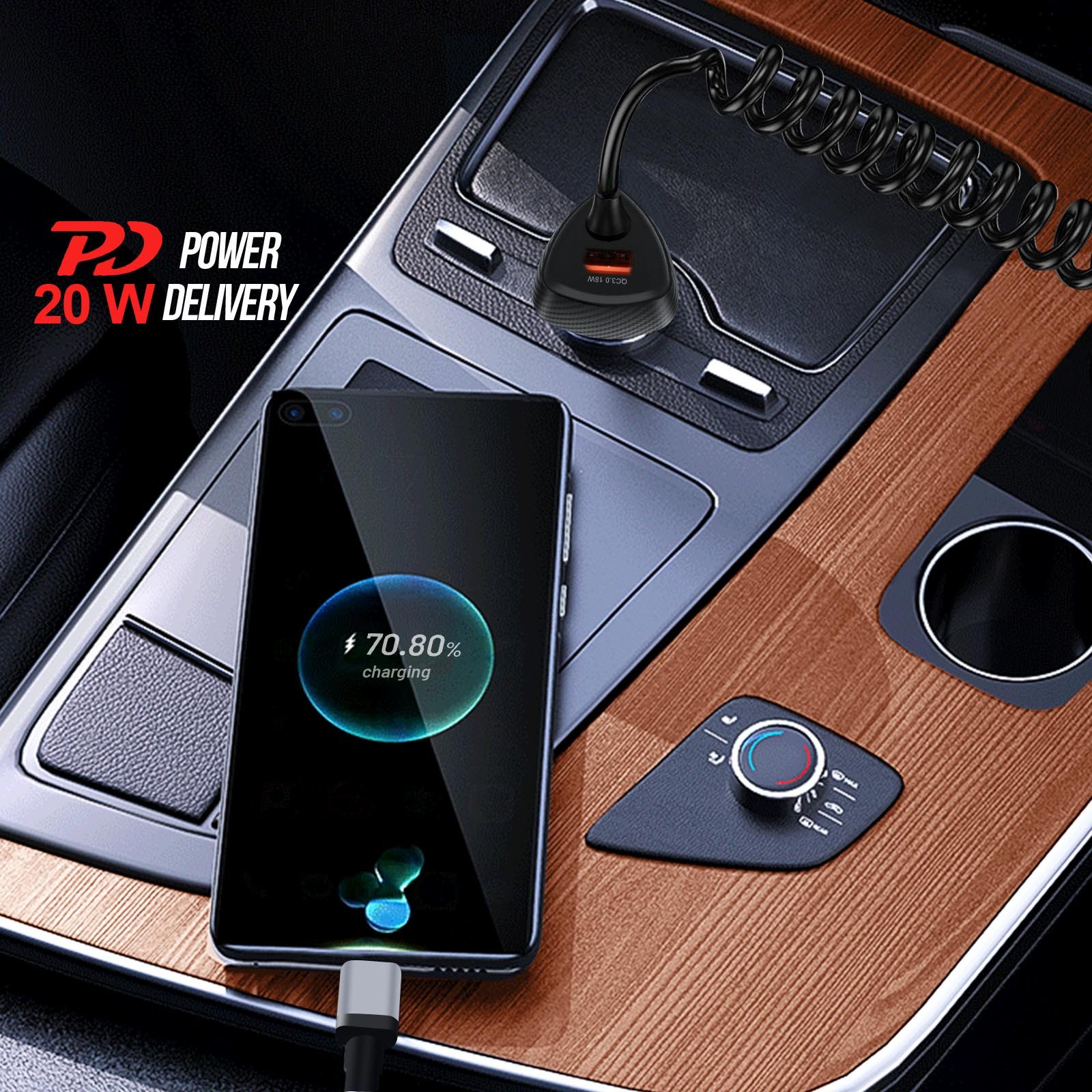 Interni auto con ricarica telefono, che mostra il telefono in carica al 70%.