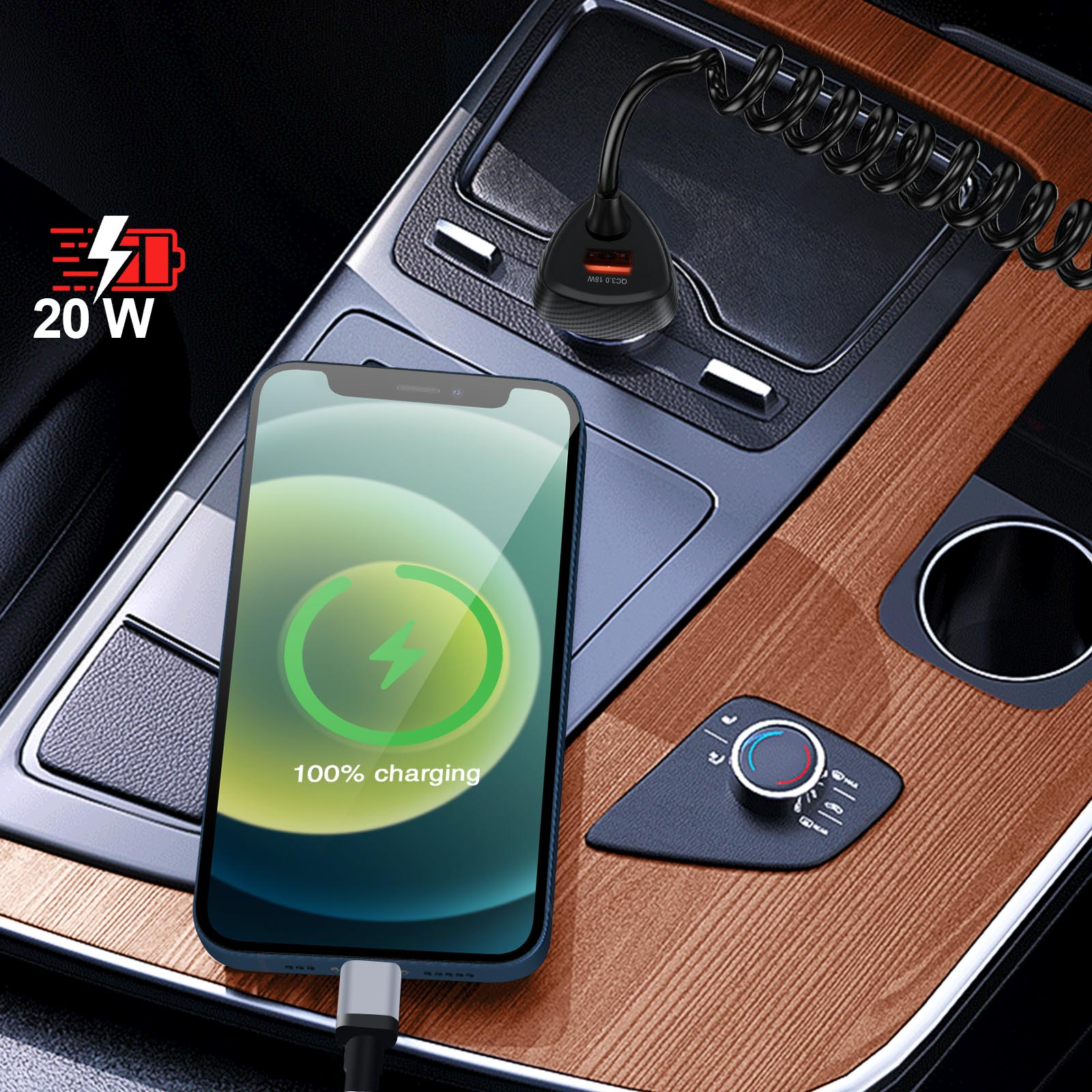 Telefon lädt im Auto. Das Telefon zeigt 100% Aufladung an. Netzteil im Auto.