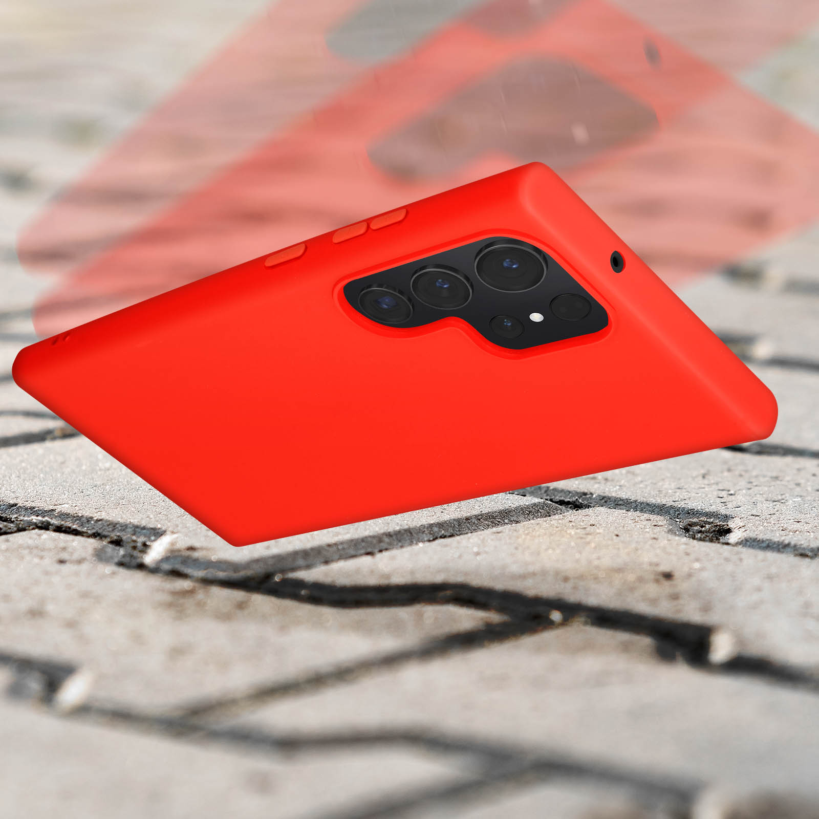 Custodia rossa per telefono che cade con il suo rialzo della fotocamera visibile, su una superficie strutturata.