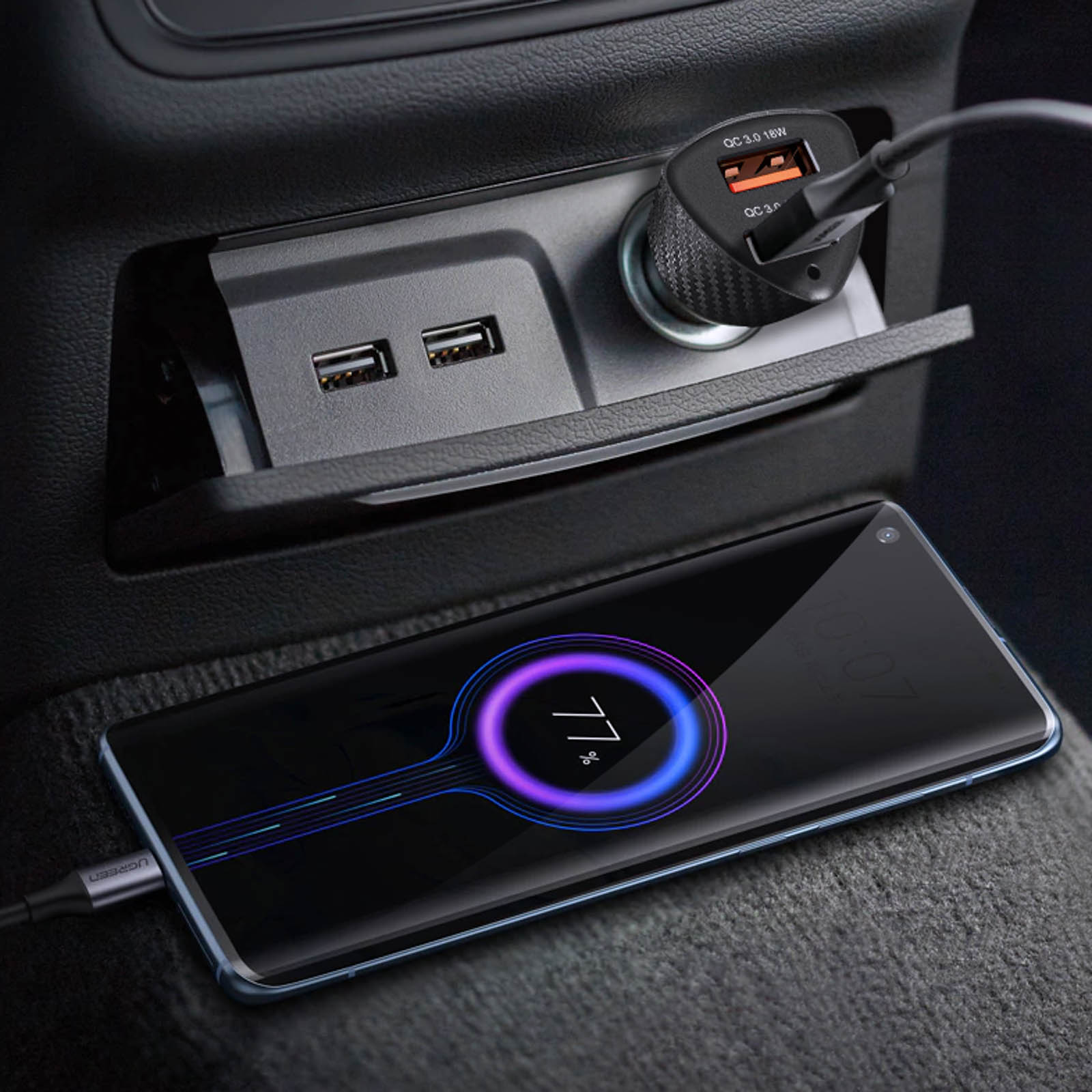 Ein Telefon, das in einem Auto aufgeladen wird. Ein Ladegerät ist an einen Anschluss angeschlossen. Das Telefon zeigt das Aufladen des Akkus an.