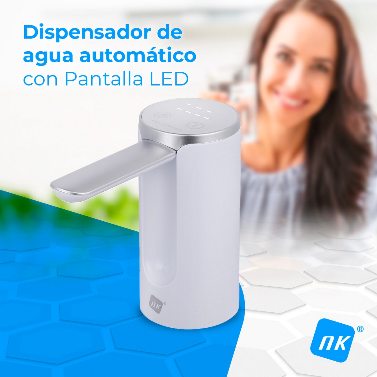 Un dispensador de agua automático con pantalla LED. Una mujer borrosa en el fondo. Esquema de color blanco y plateado.