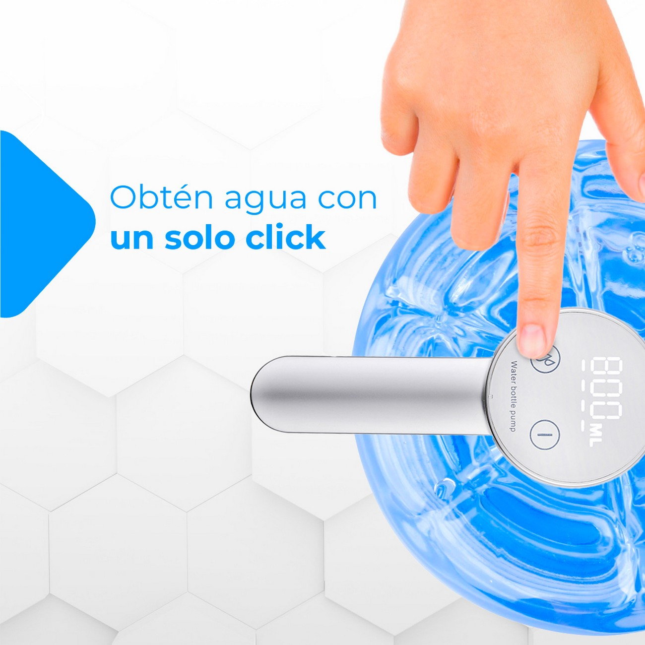 Mano presionando un botón en una bomba de botella de agua. La pantalla muestra el nivel de agua. Botella azul.